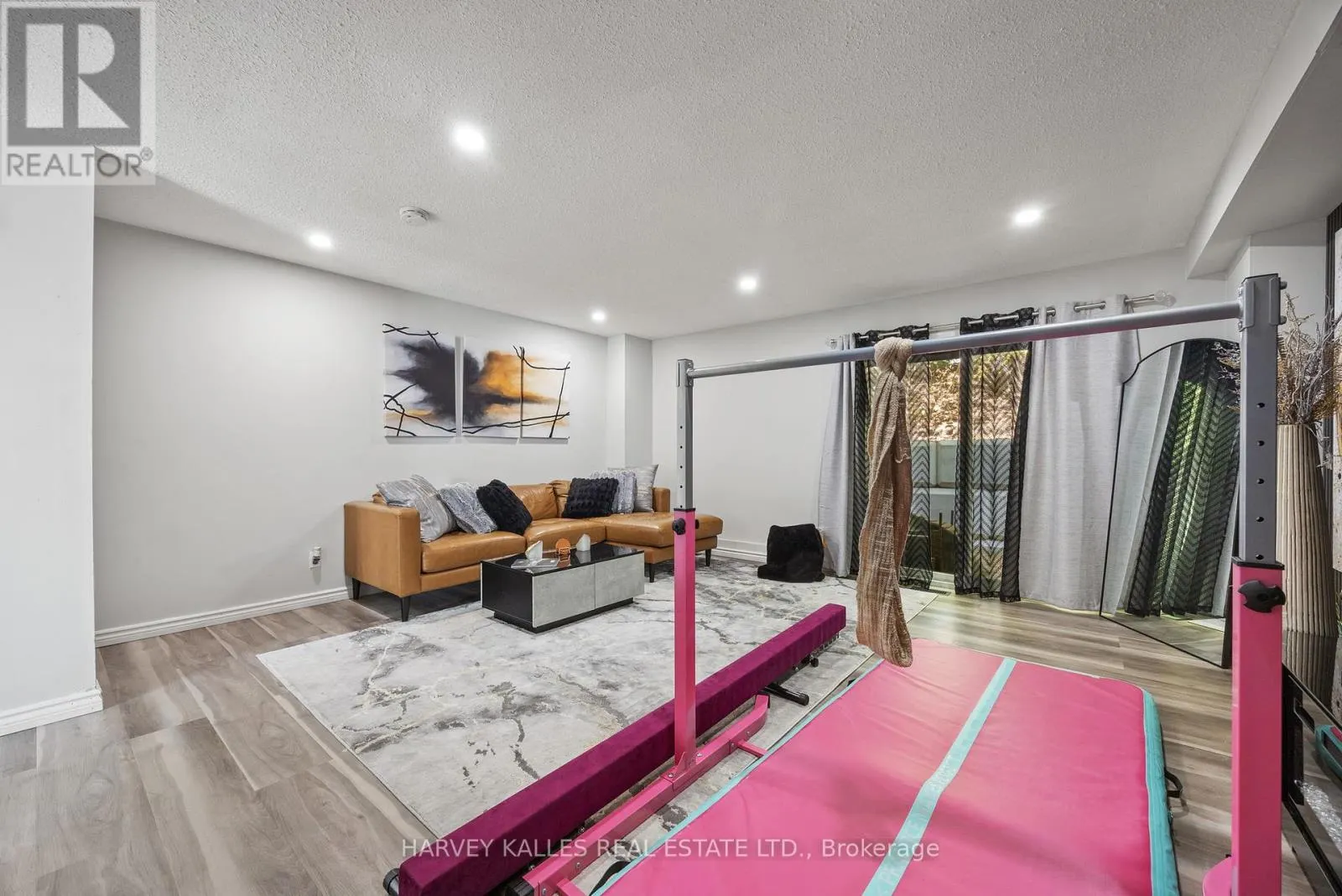 23 - 135 CHALMERS STREET S