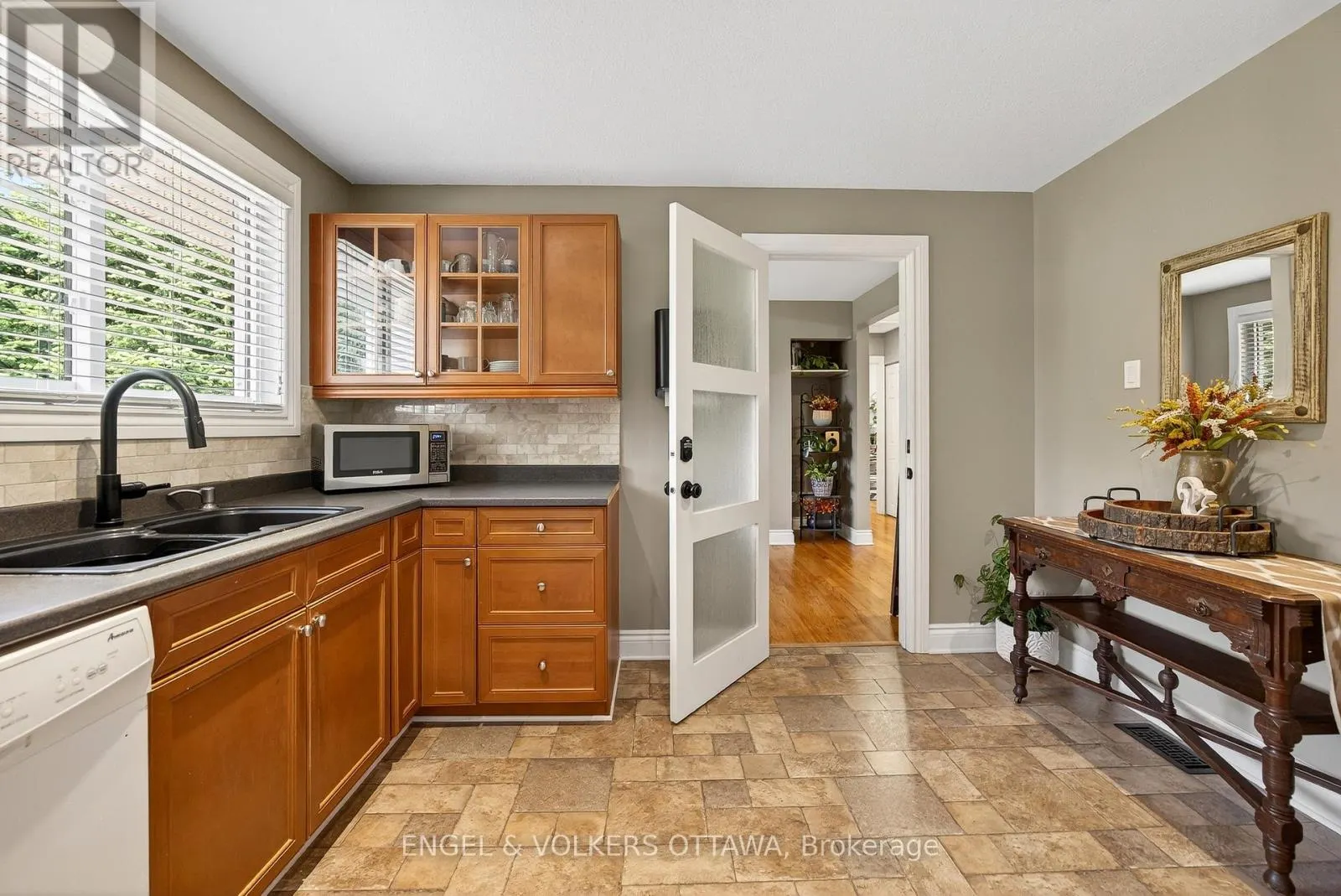 6 FOOTHILLS DRIVE