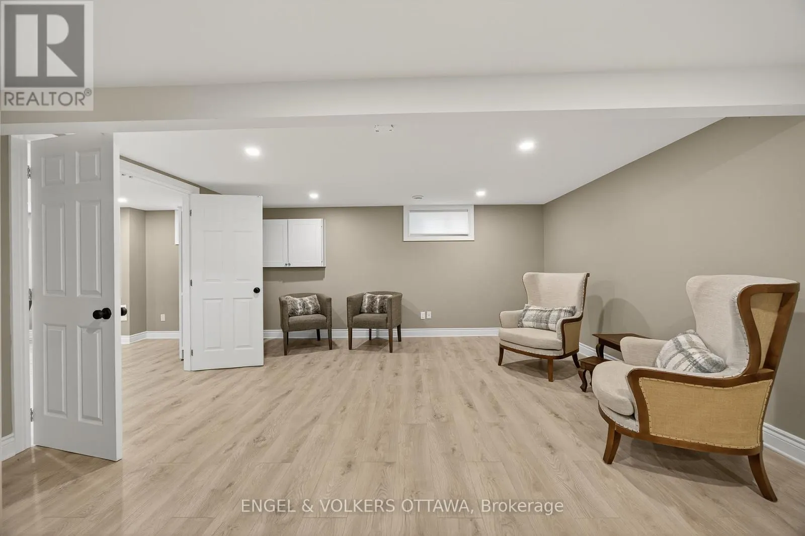 6 FOOTHILLS DRIVE