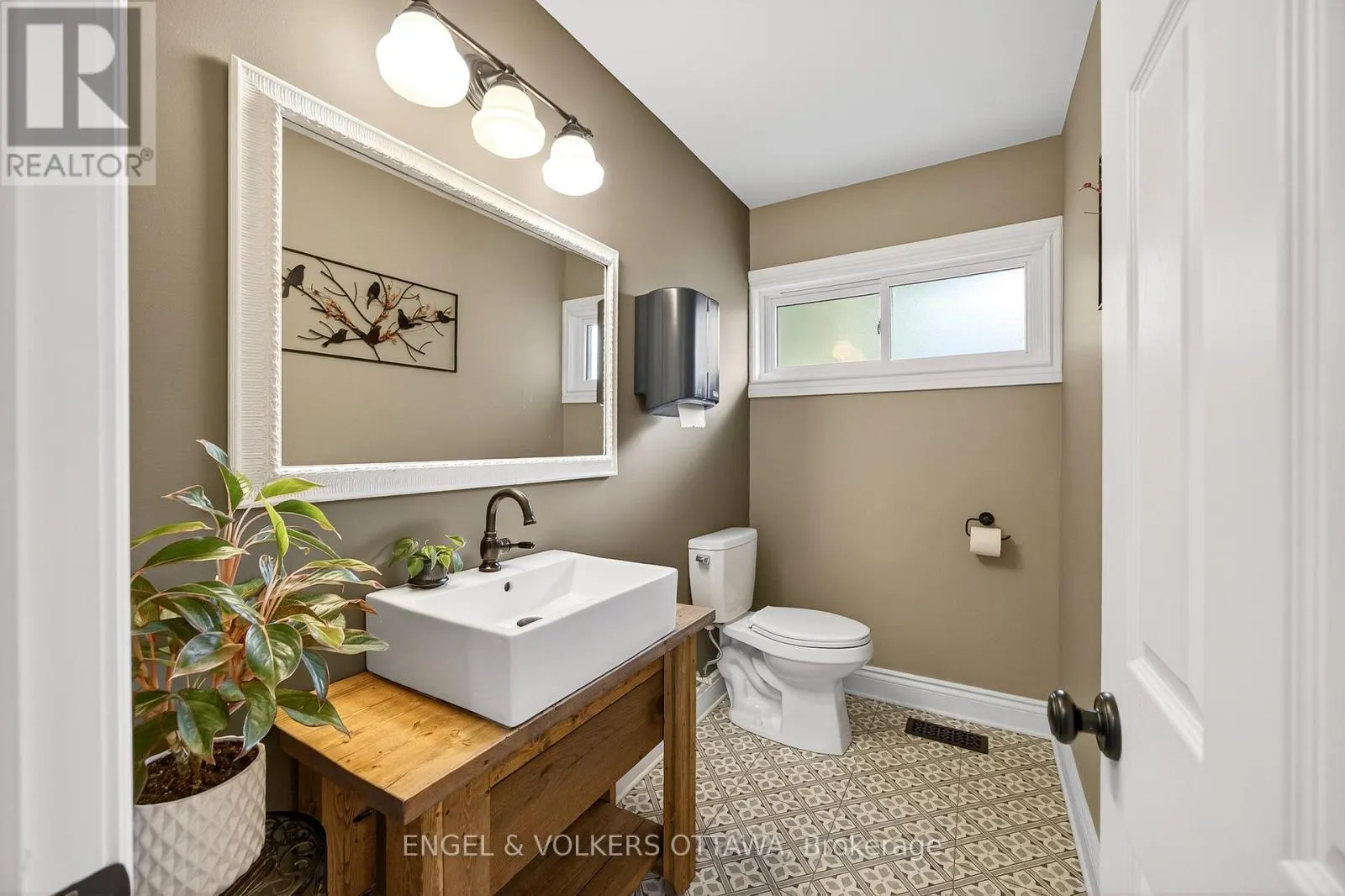 6 FOOTHILLS DRIVE