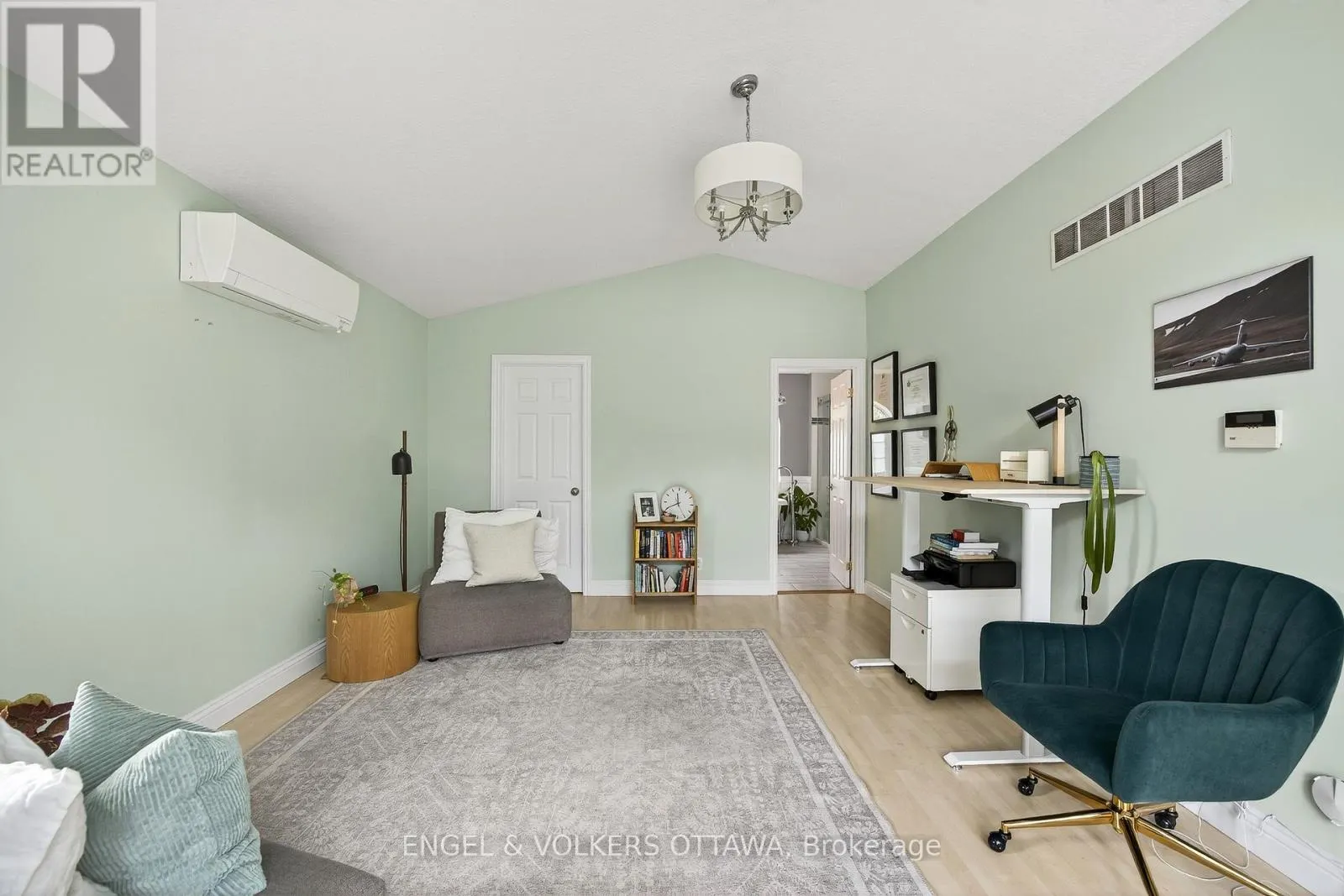 6 FOOTHILLS DRIVE