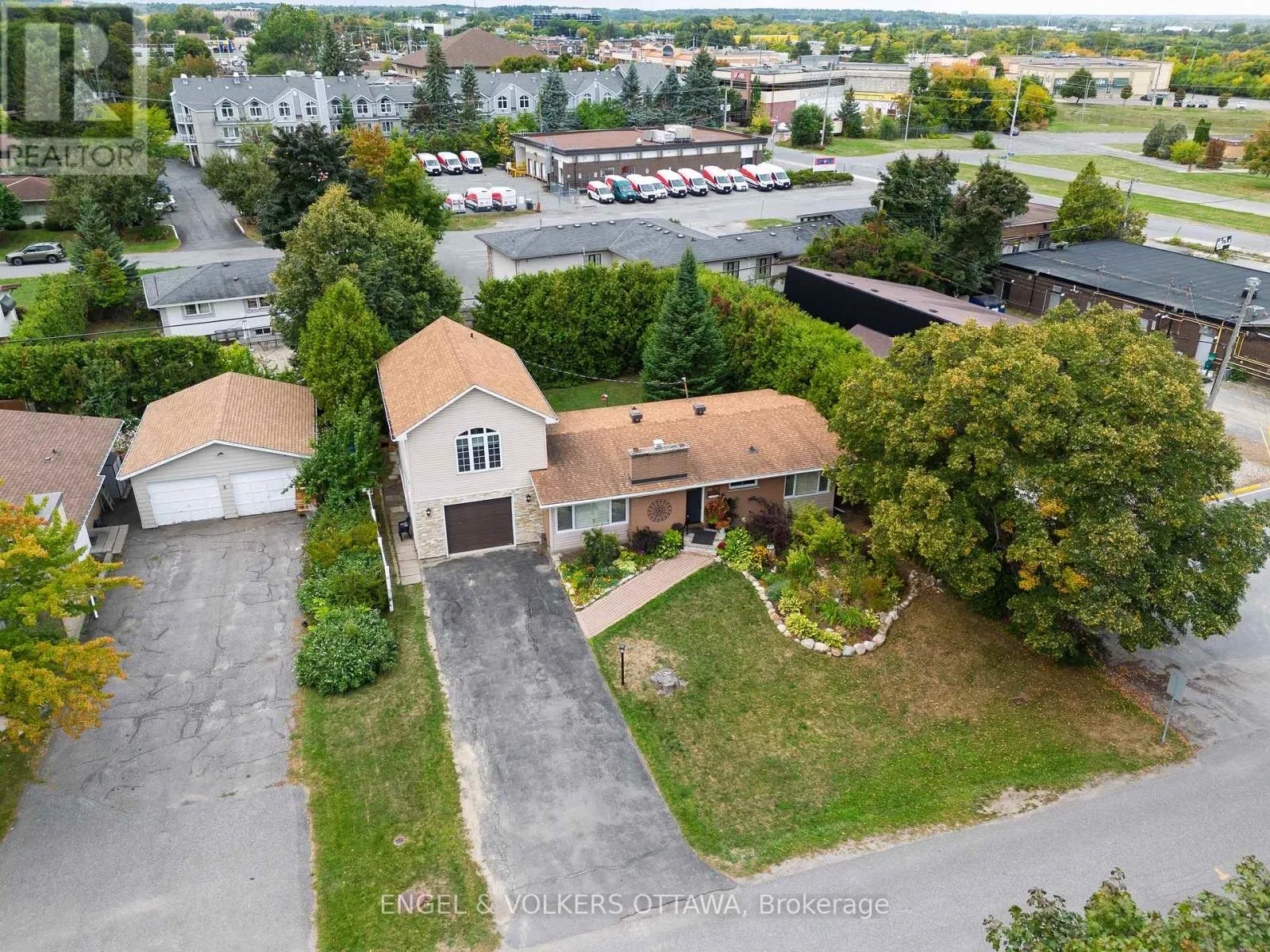 6 FOOTHILLS DRIVE
