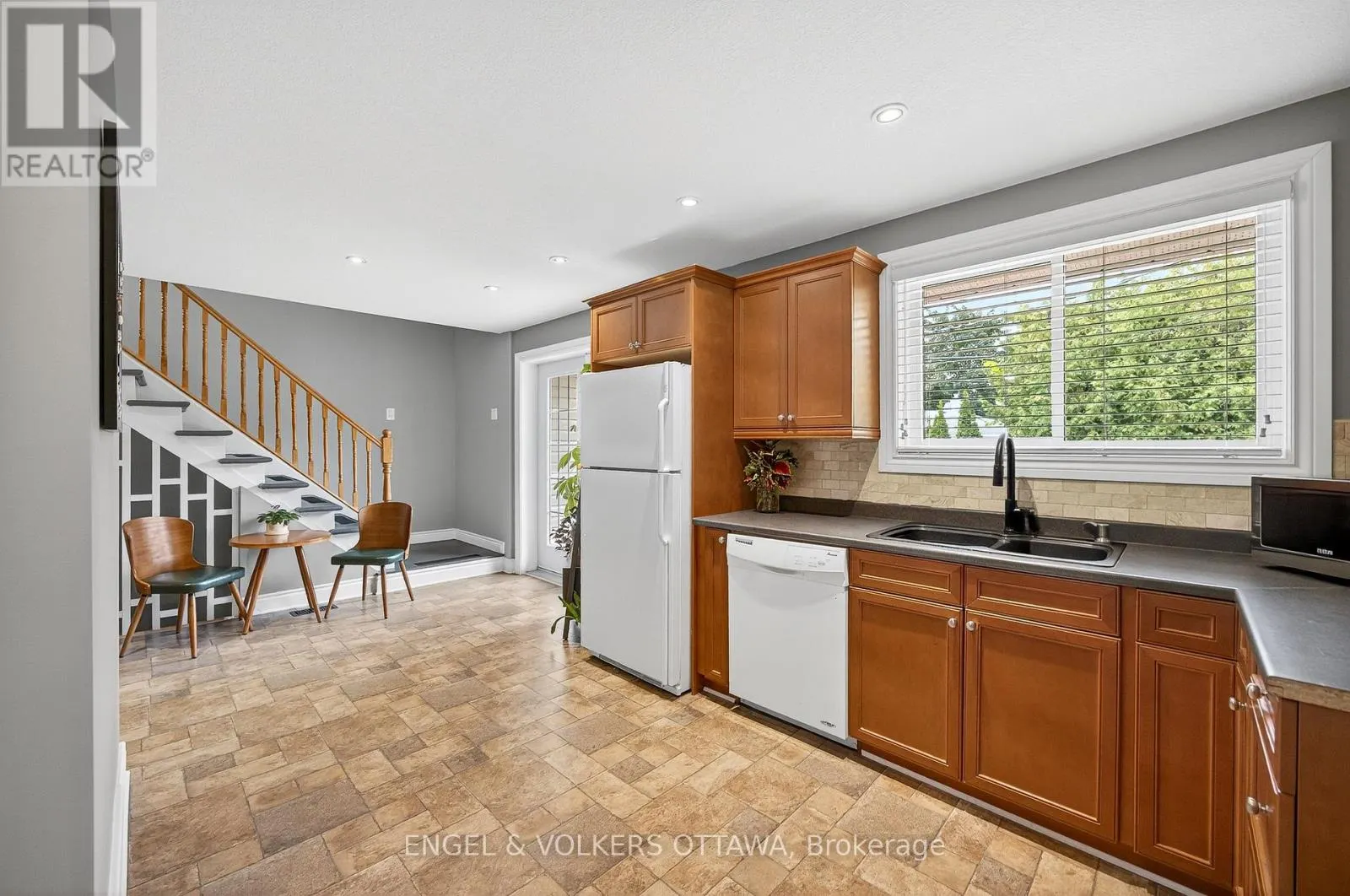 6 FOOTHILLS DRIVE