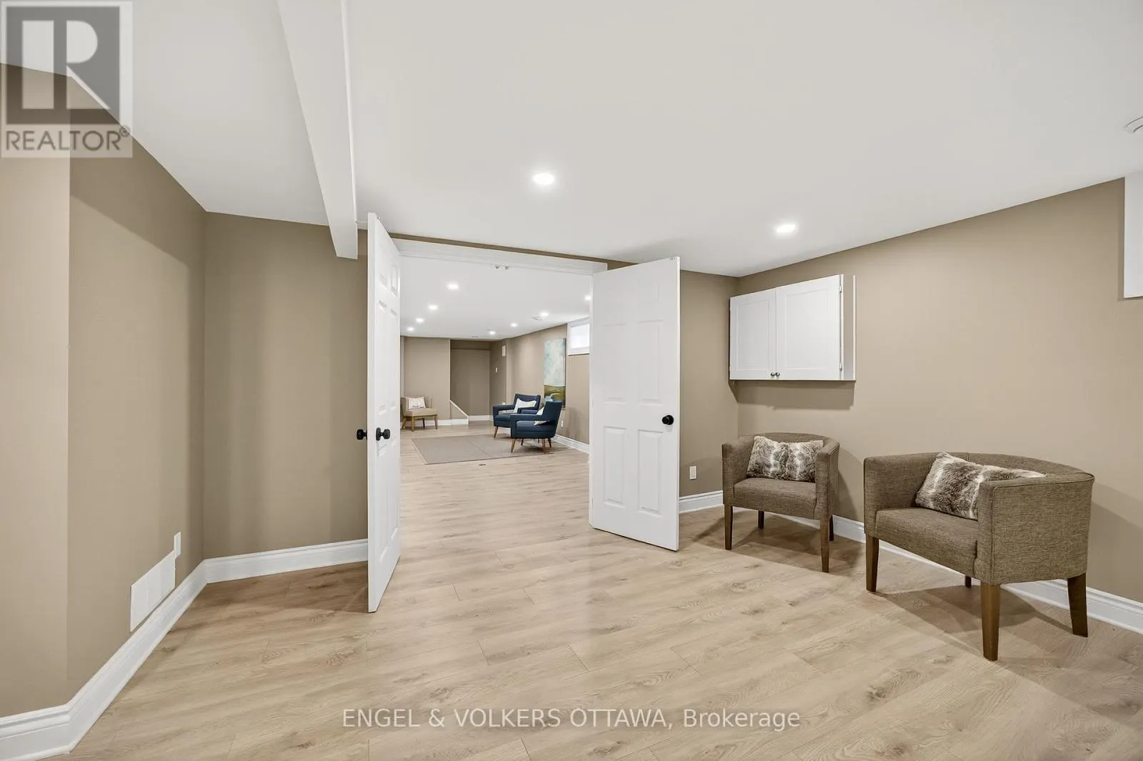 6 FOOTHILLS DRIVE