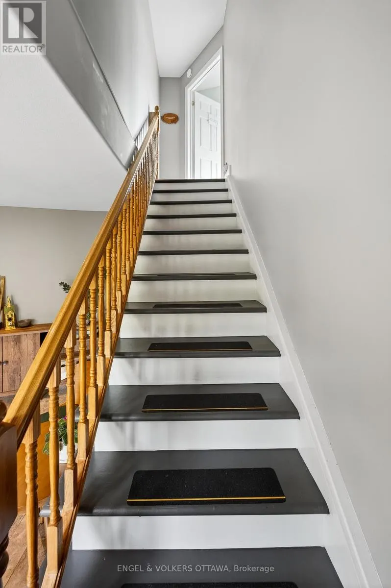 6 FOOTHILLS DRIVE