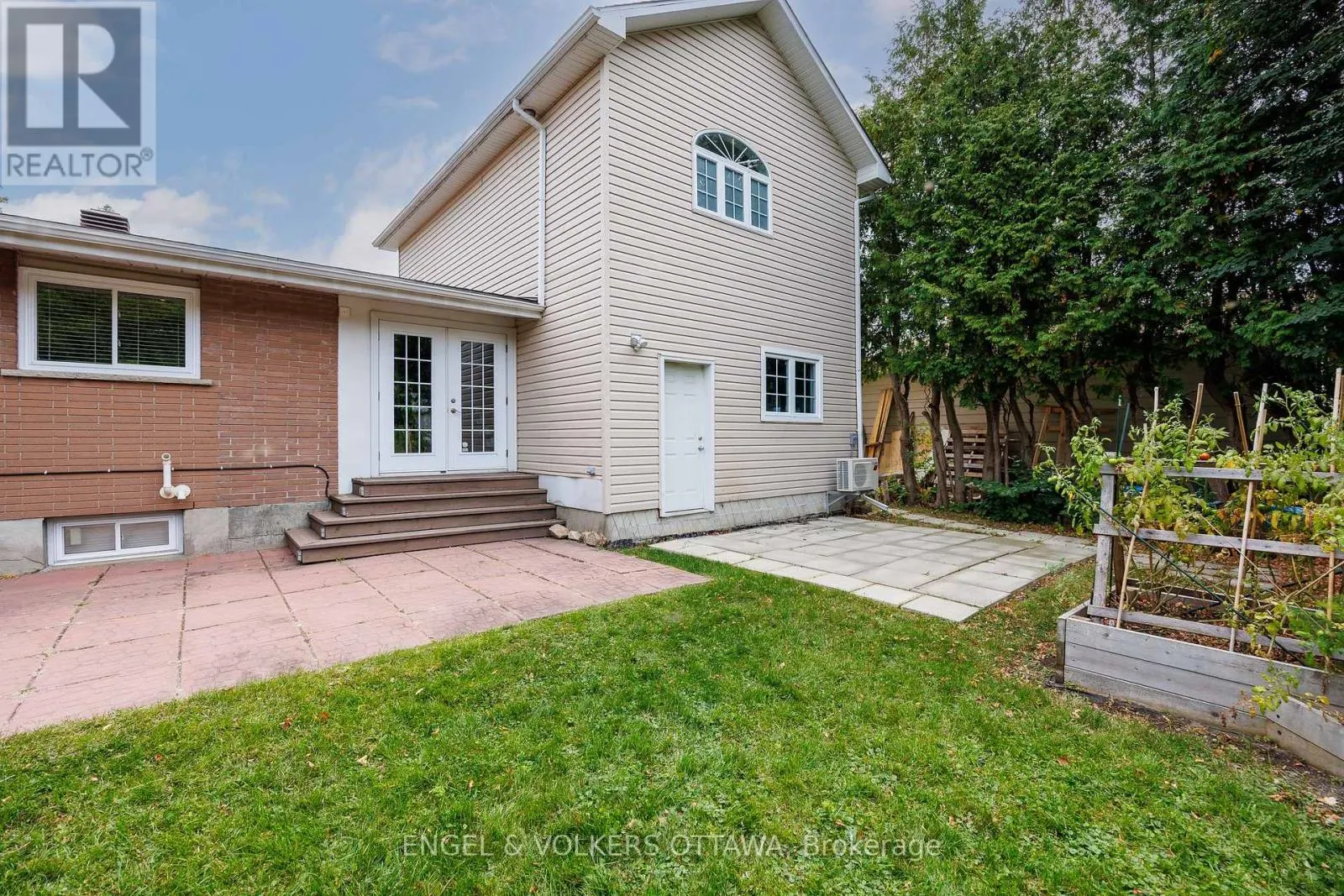6 FOOTHILLS DRIVE