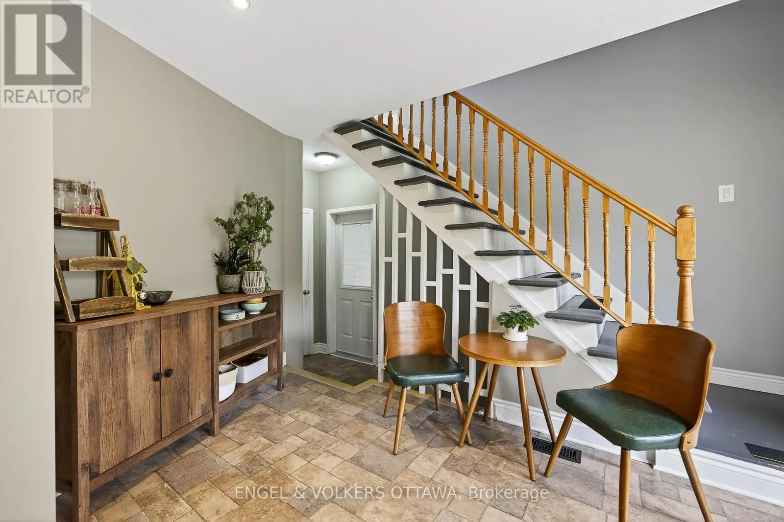 6 FOOTHILLS DRIVE