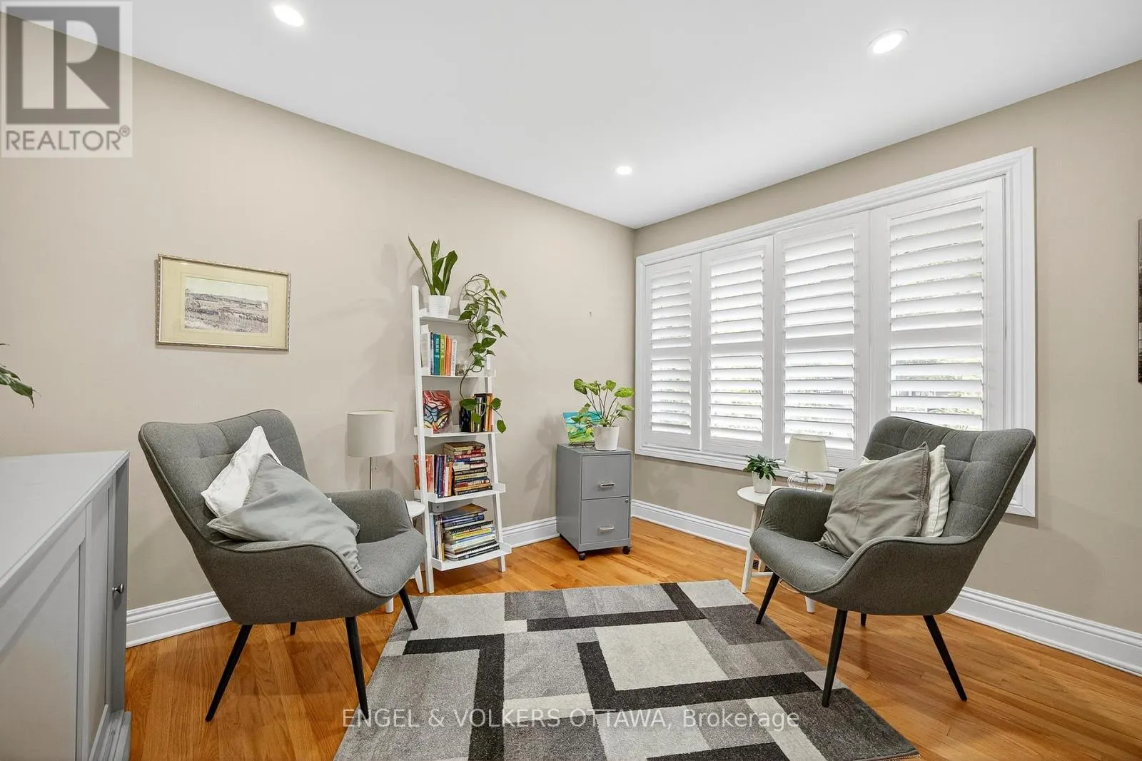 6 FOOTHILLS DRIVE