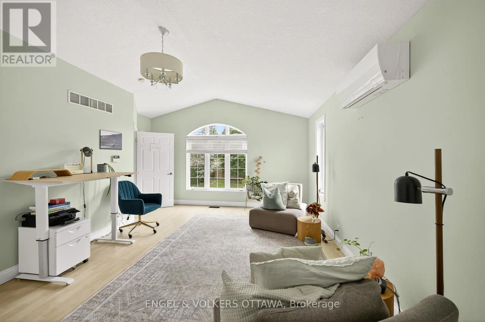 6 FOOTHILLS DRIVE