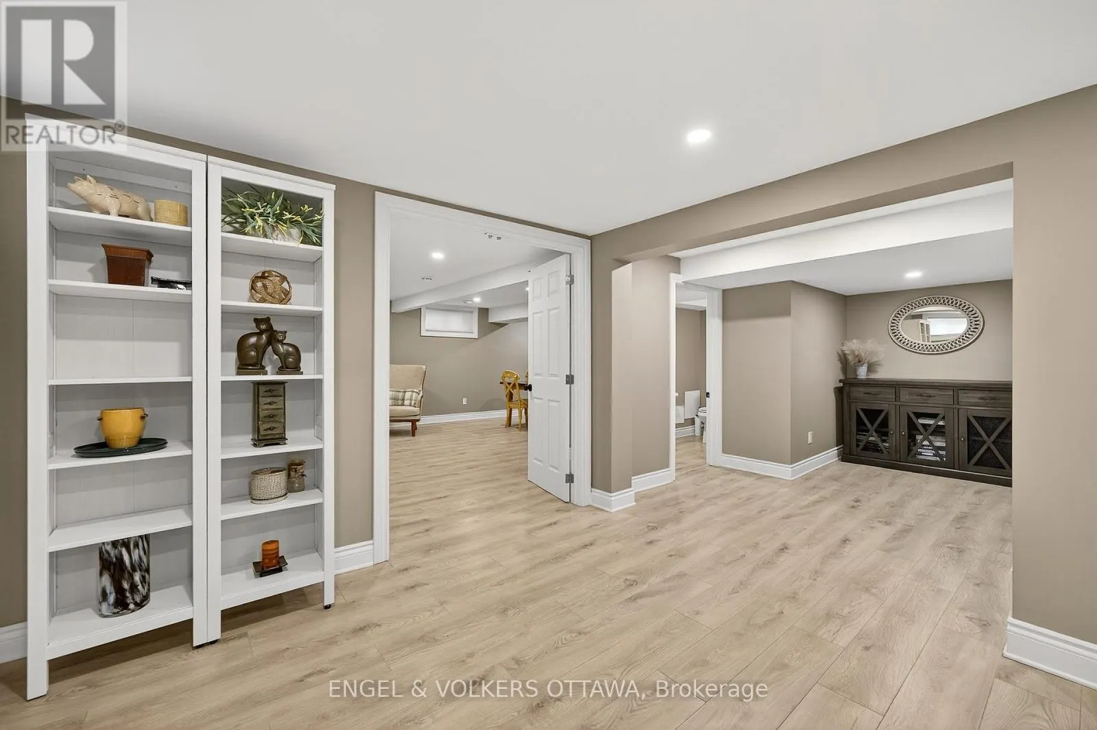 6 FOOTHILLS DRIVE