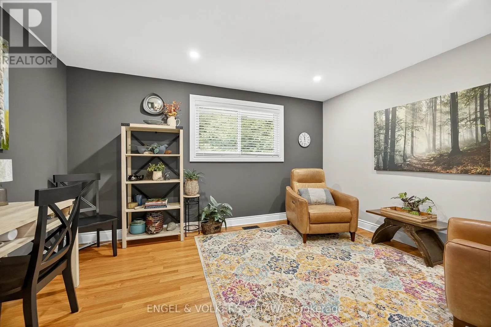 6 FOOTHILLS DRIVE