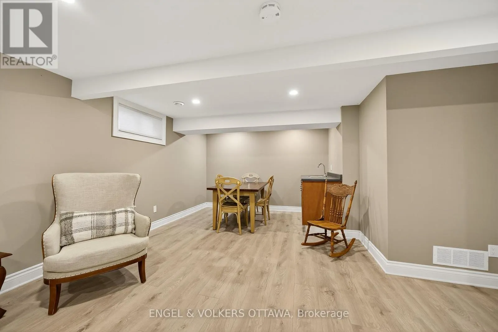 6 FOOTHILLS DRIVE