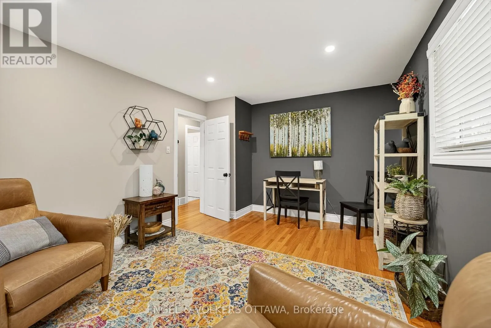 6 FOOTHILLS DRIVE