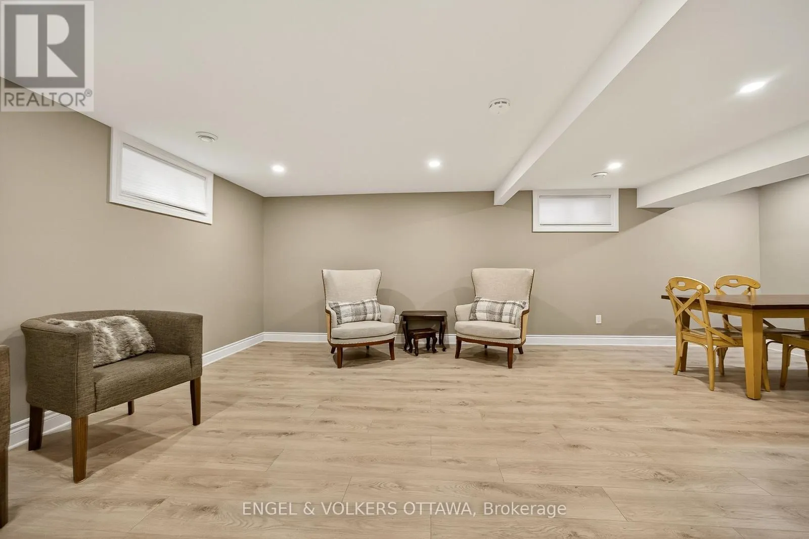 6 FOOTHILLS DRIVE