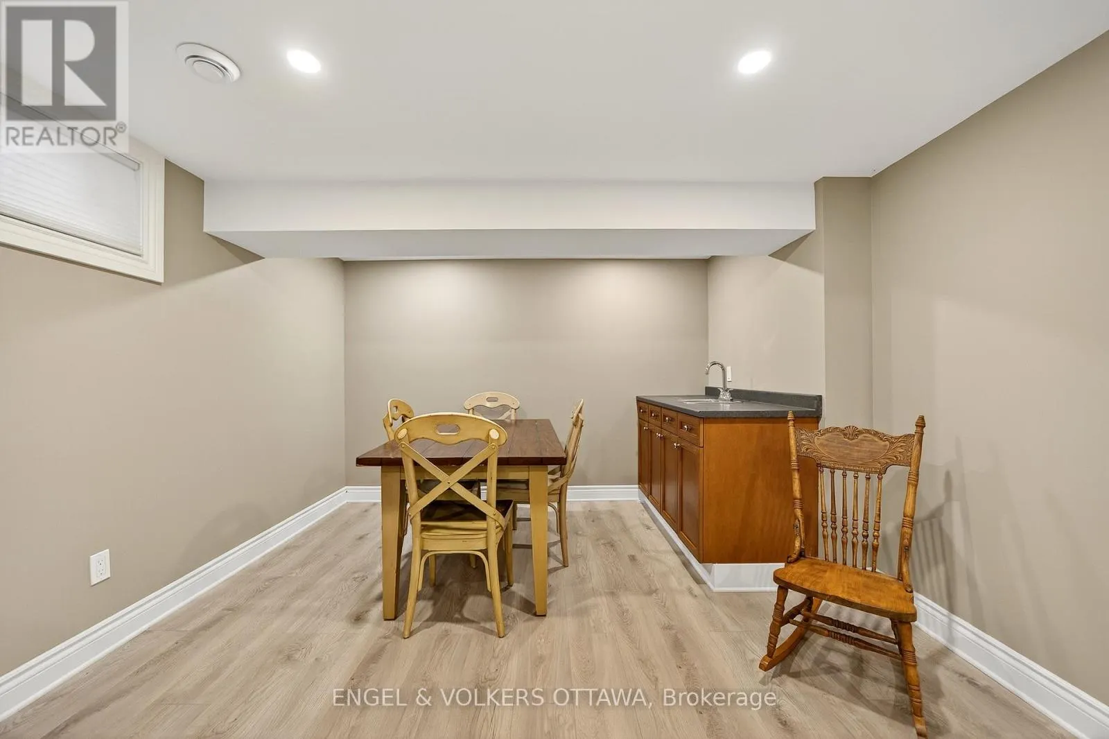 6 FOOTHILLS DRIVE