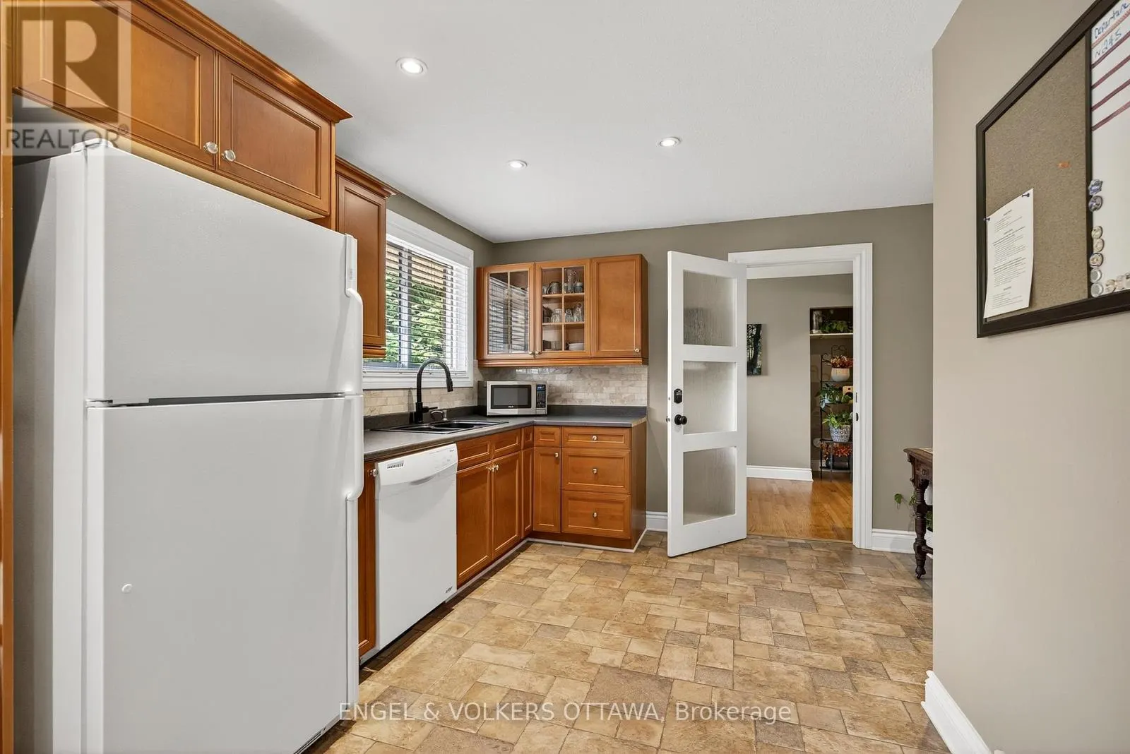 6 FOOTHILLS DRIVE