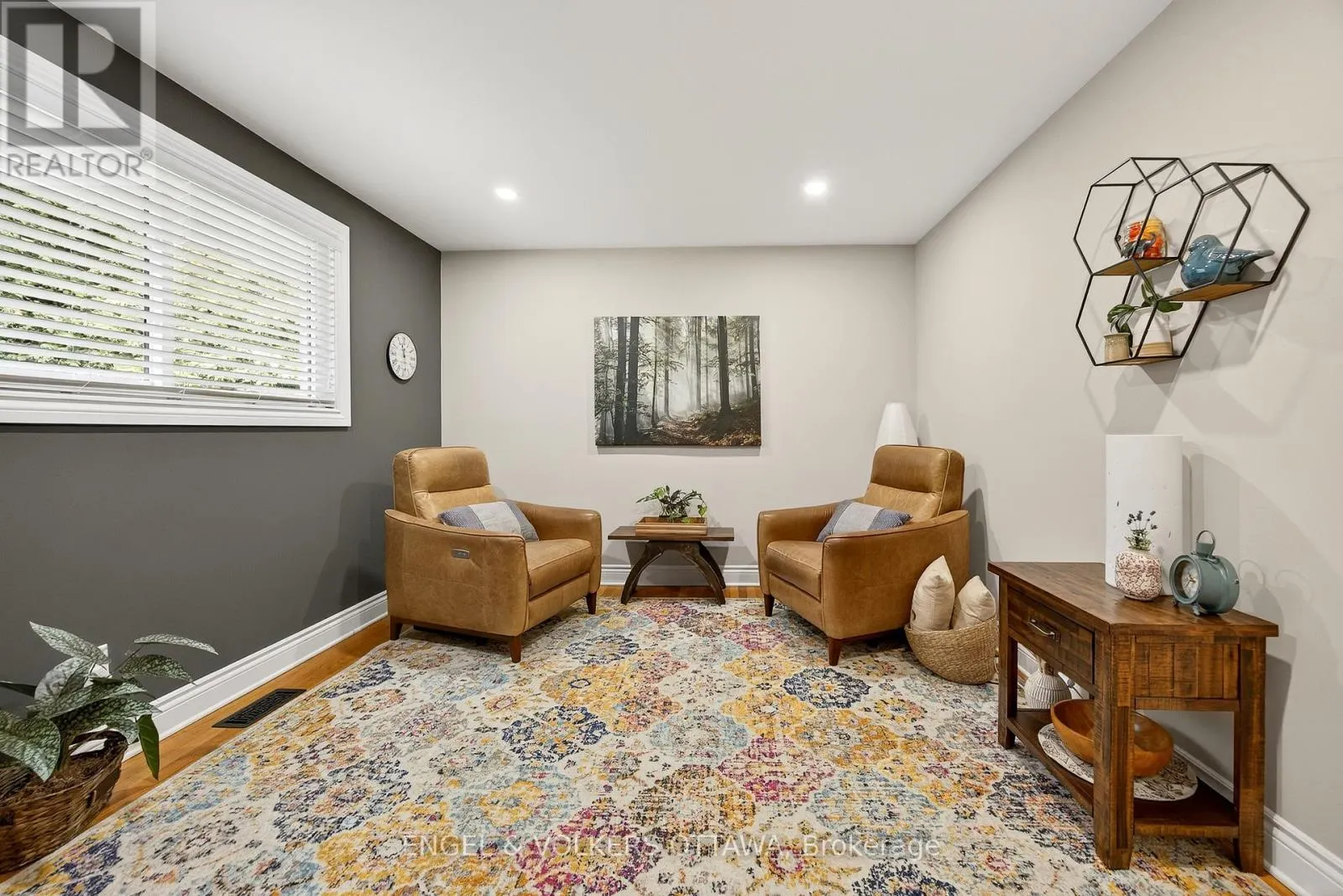 6 FOOTHILLS DRIVE