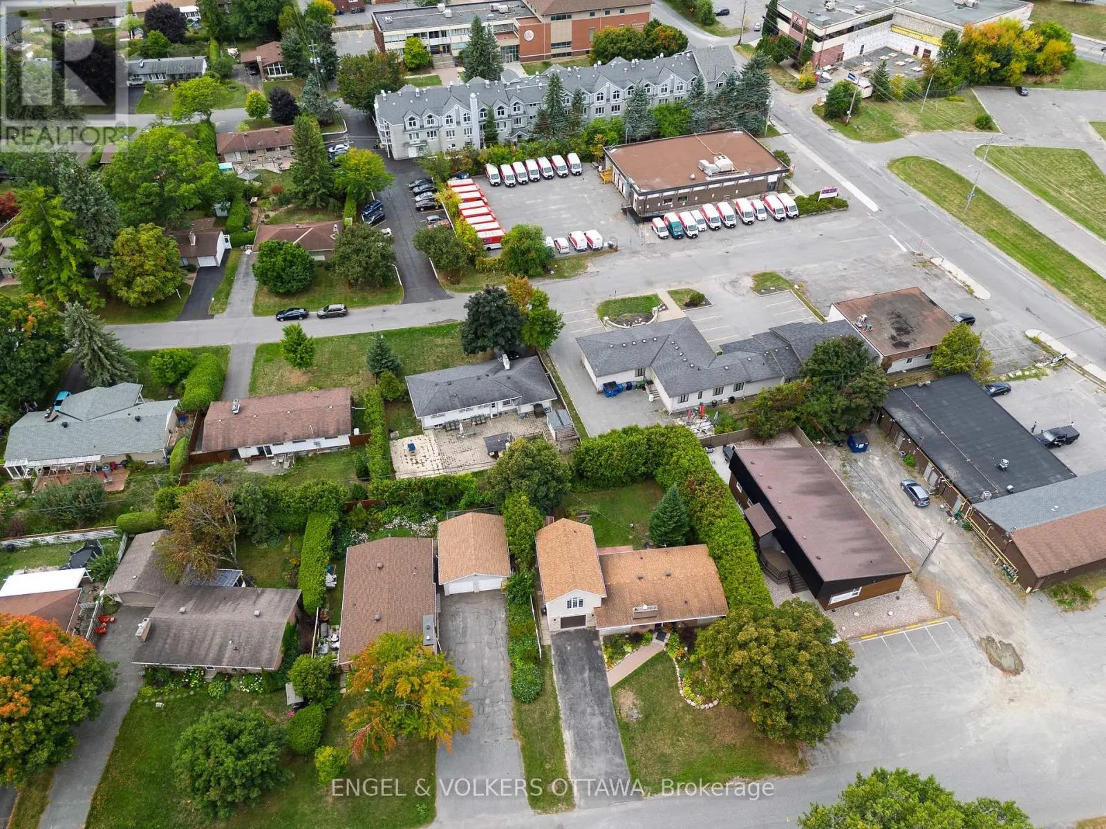 6 FOOTHILLS DRIVE