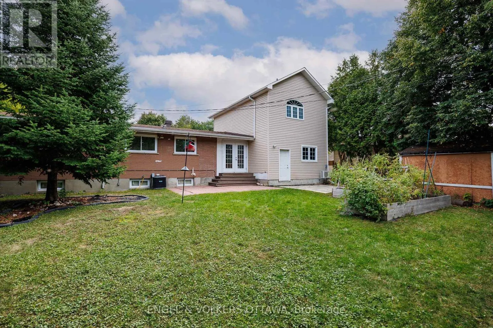 6 FOOTHILLS DRIVE