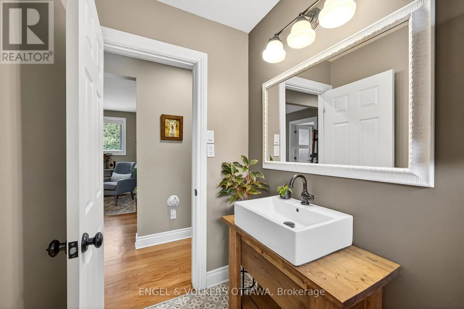 6 FOOTHILLS DRIVE