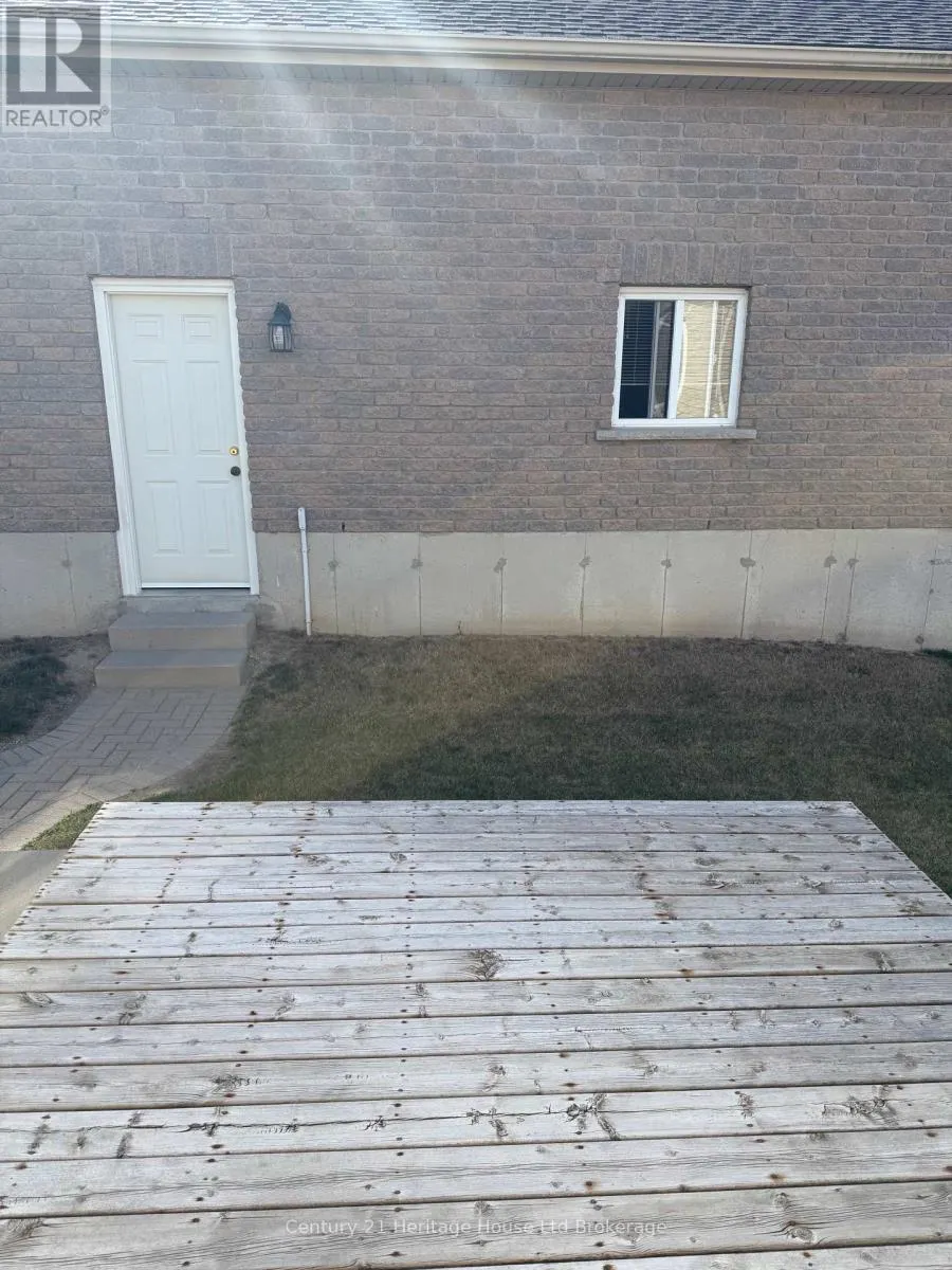 2 - 667 SOUTHWOOD WAY, #2