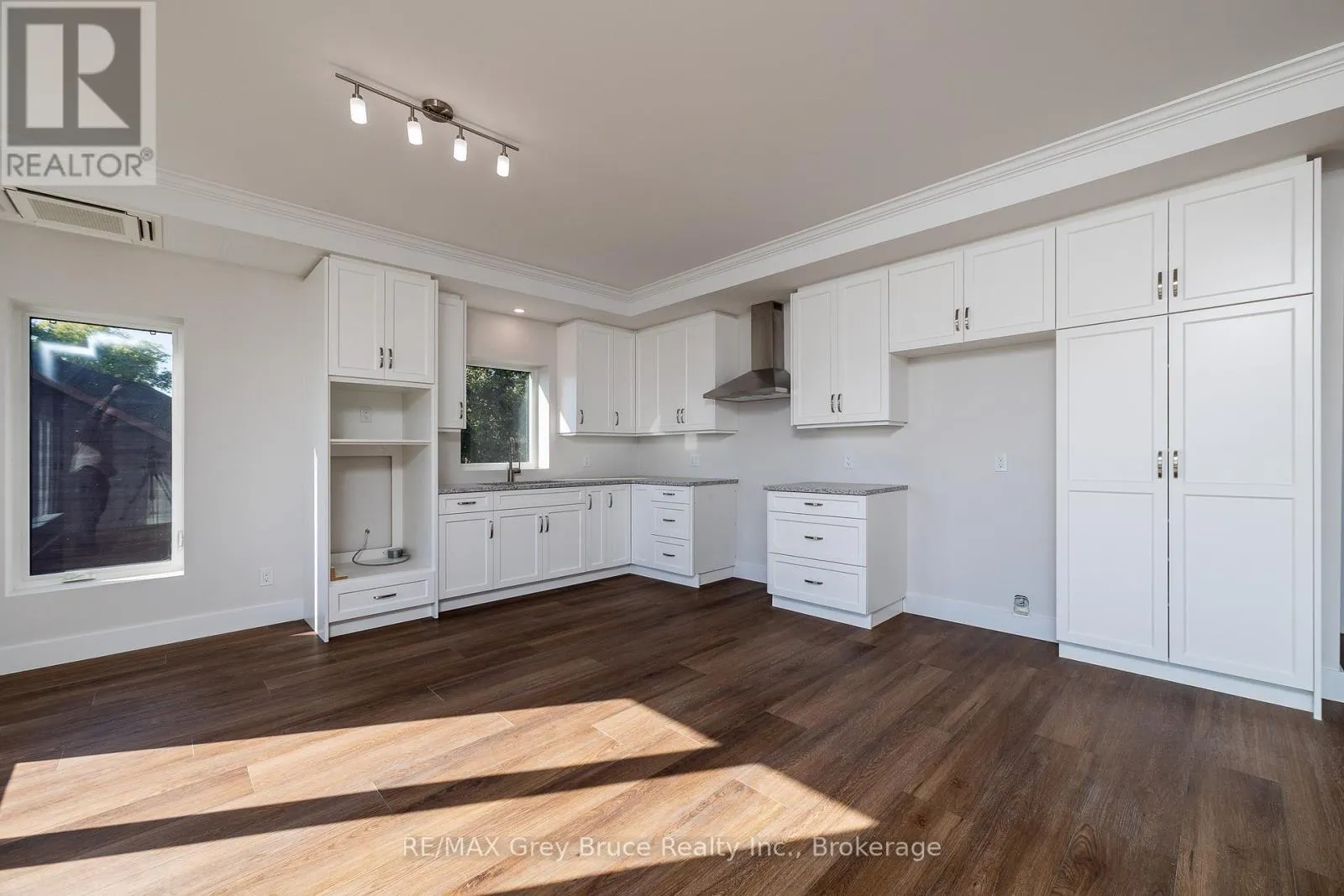 21 - 2347 3RD AVENUE W, #21
