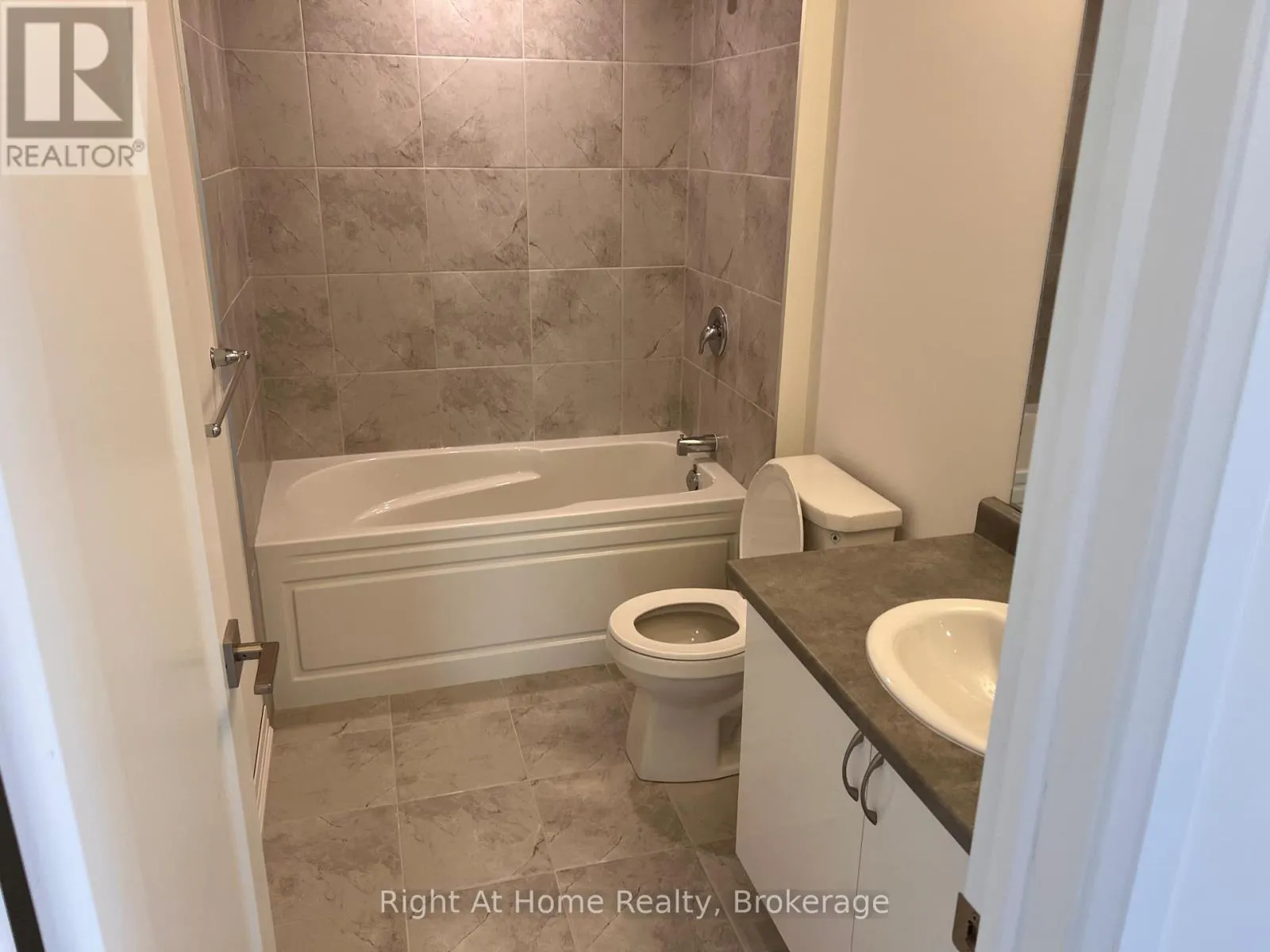 #68 - 660 COLBORNE STREET W, ##68