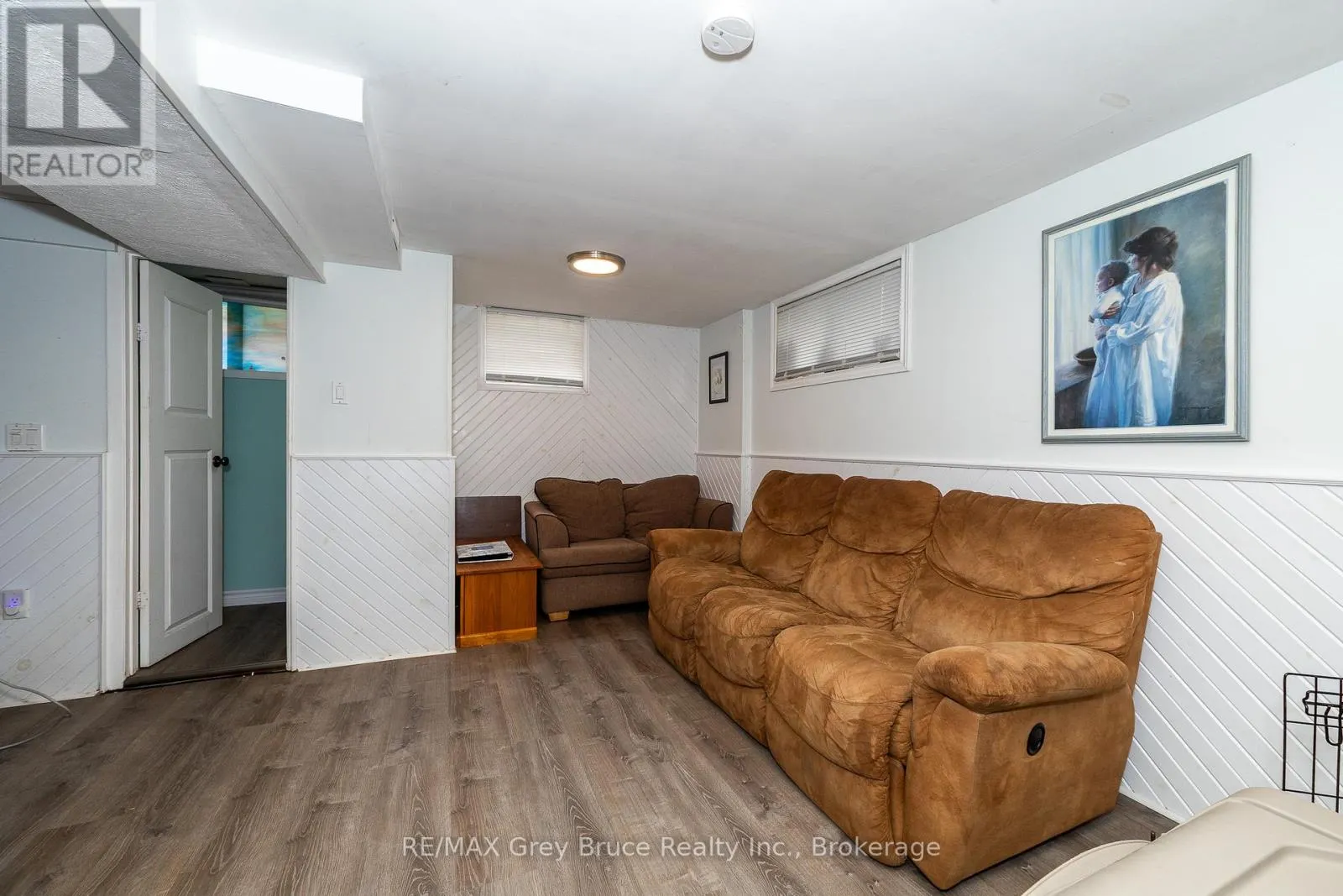 206 6TH AVENUE E