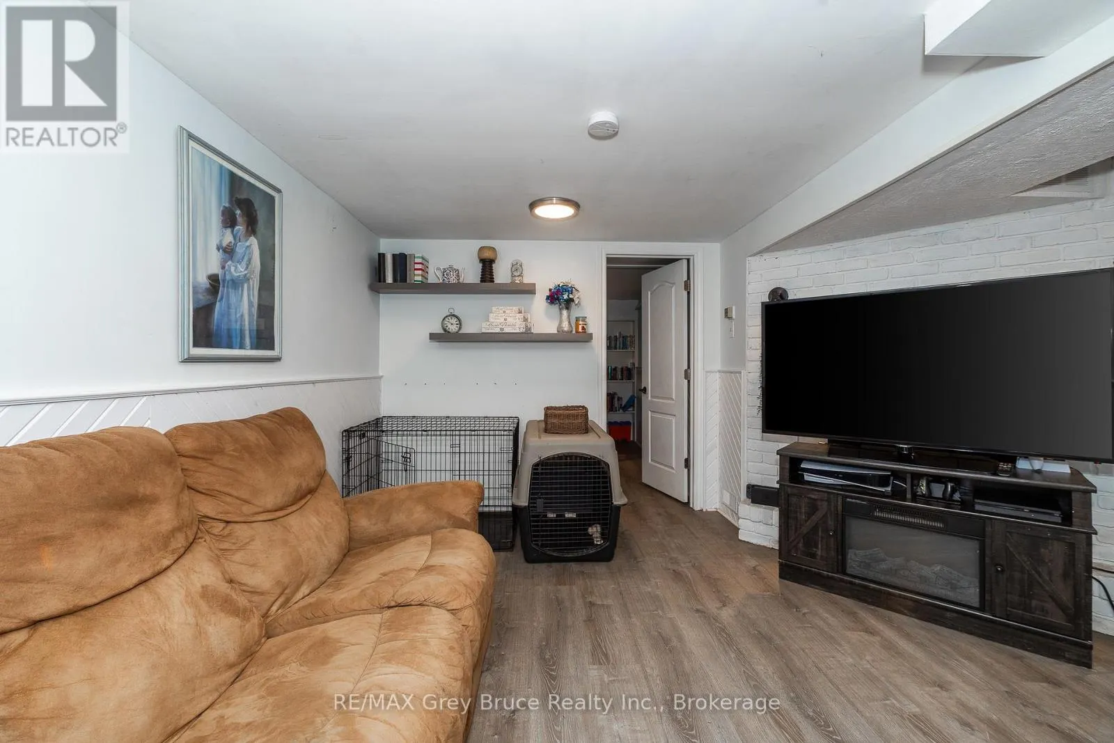206 6TH AVENUE E
