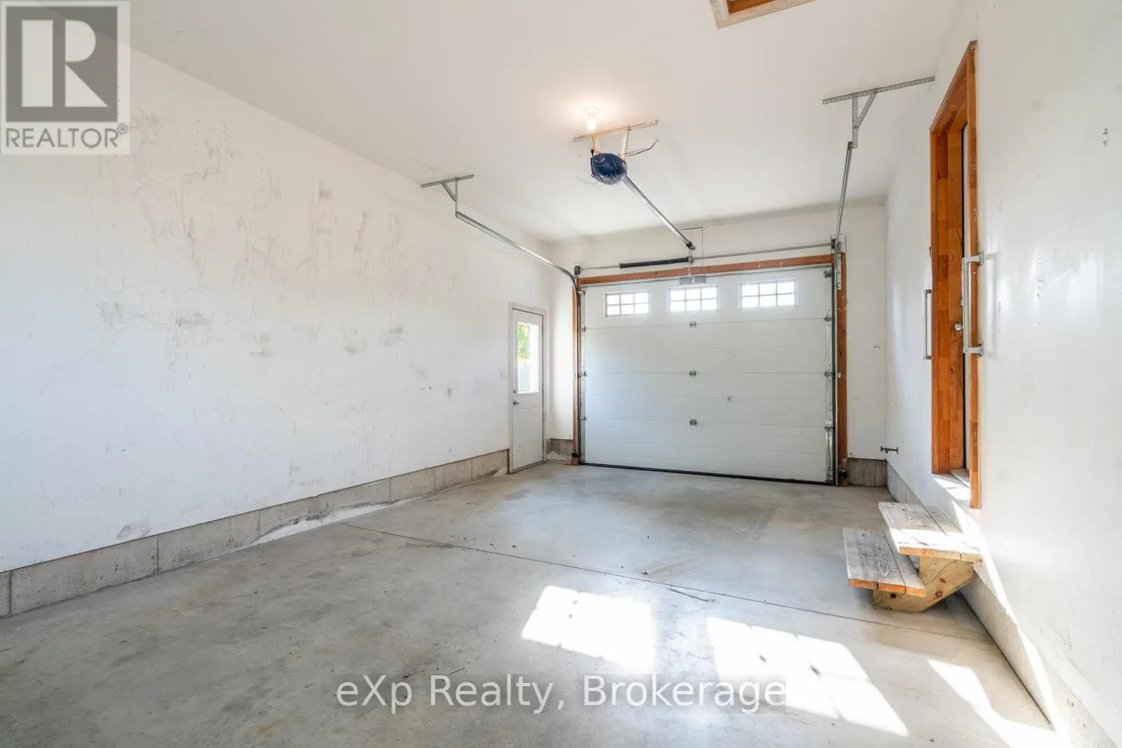 447 COUNTESS STREET S