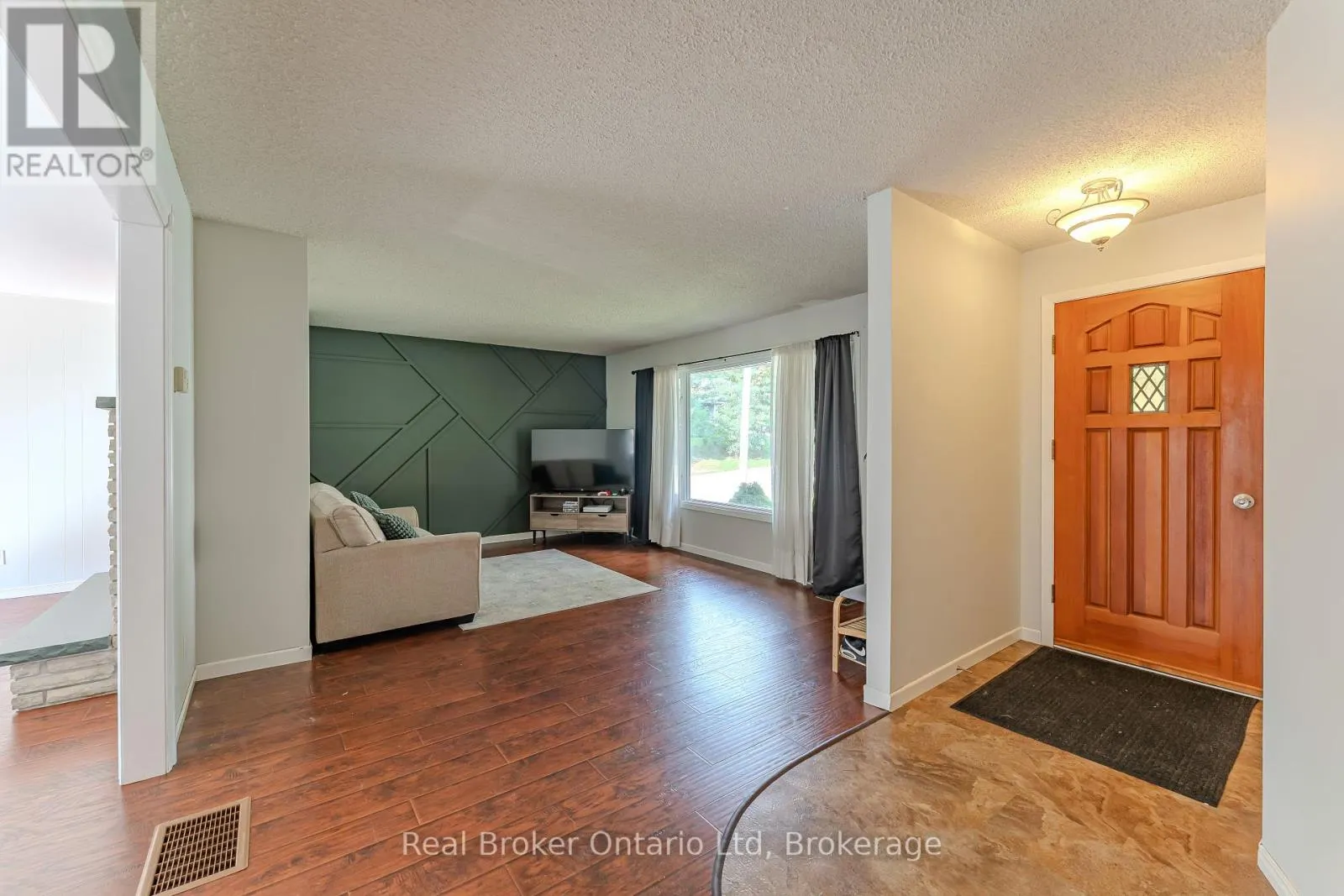 394 QUEEN STREET N