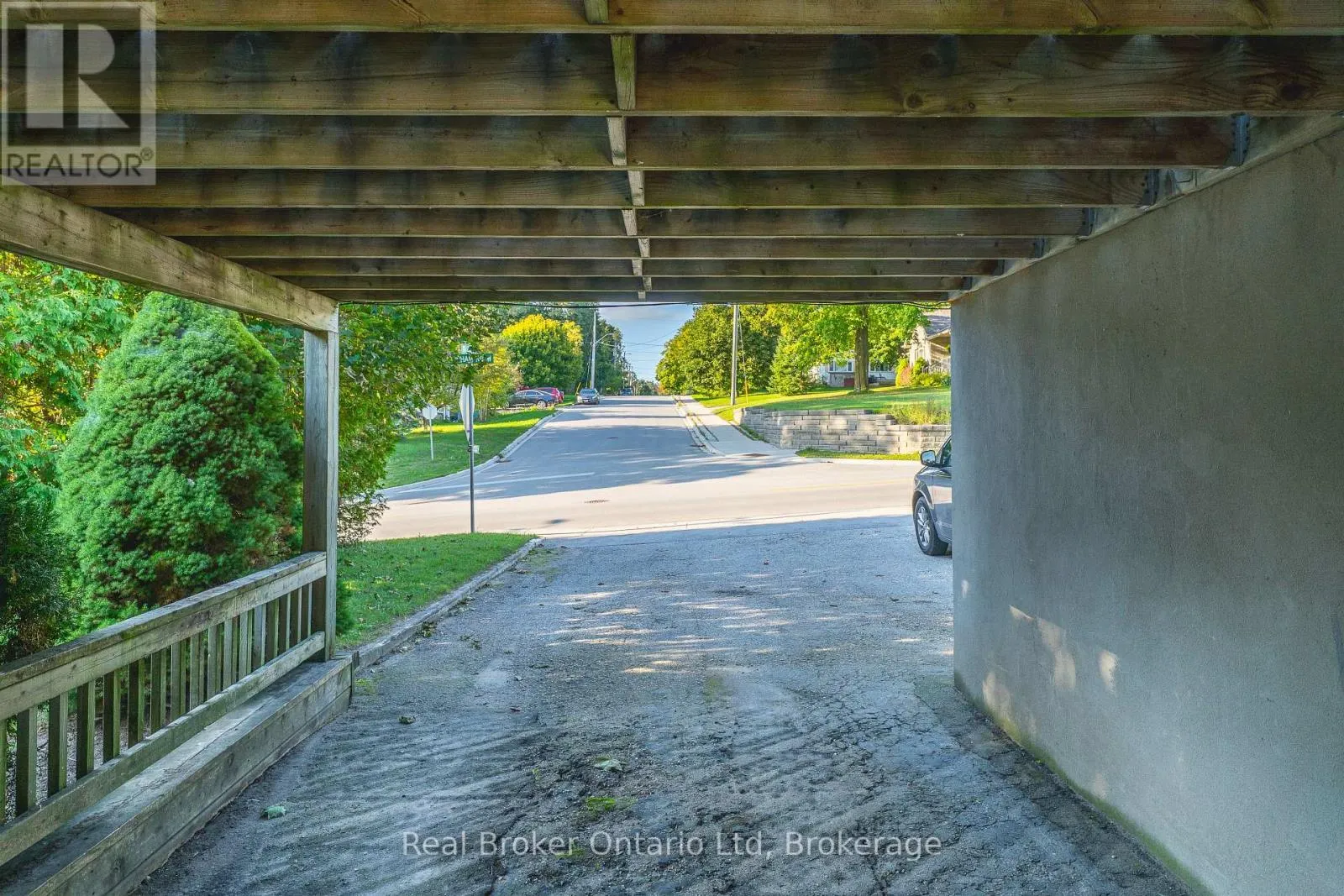394 QUEEN STREET N