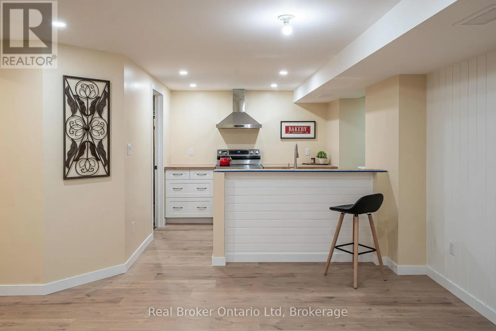 394 QUEEN STREET N