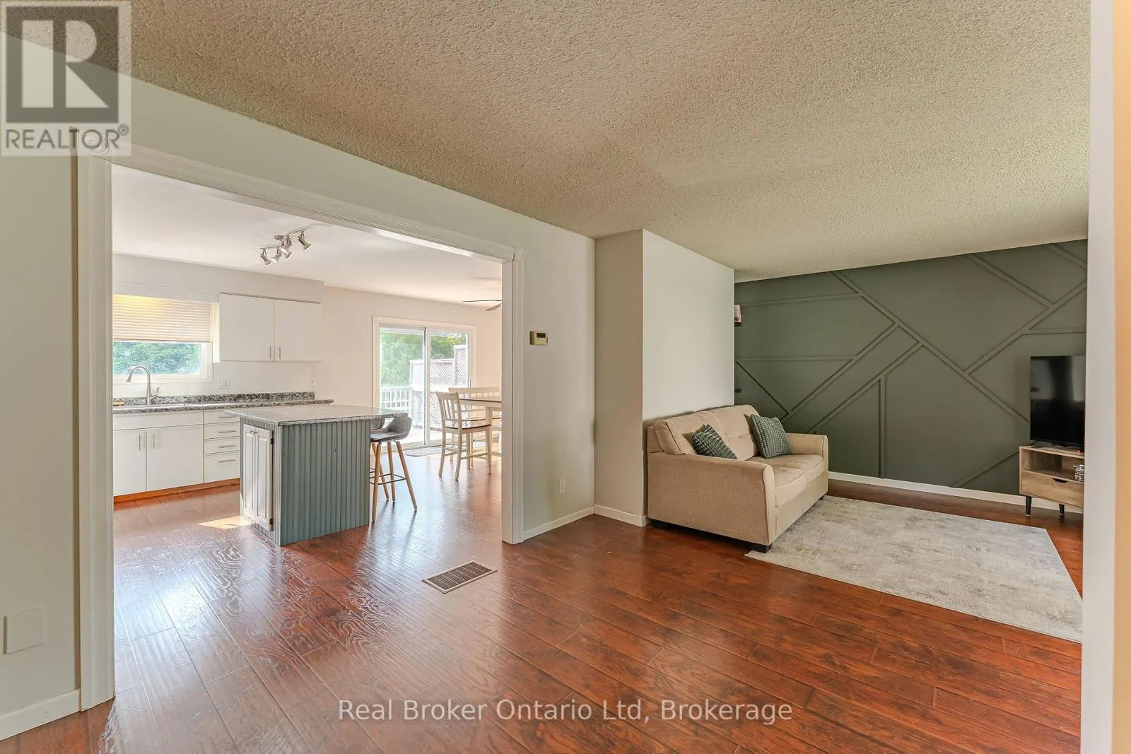394 QUEEN STREET N