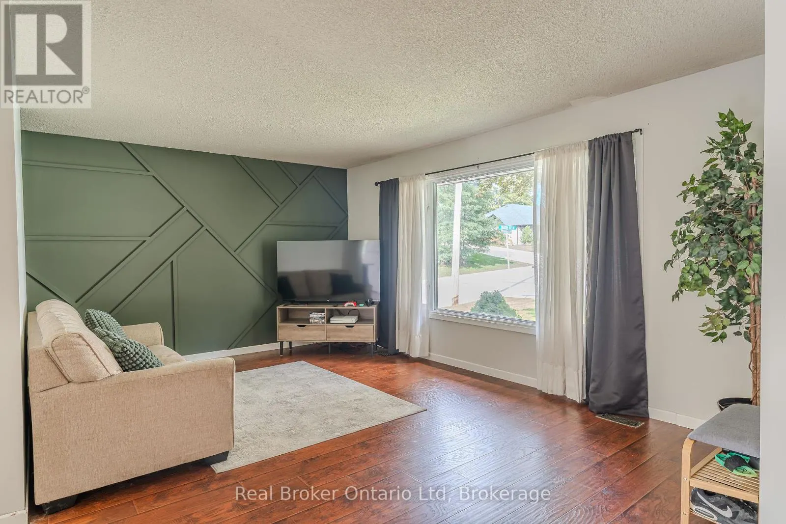394 QUEEN STREET N