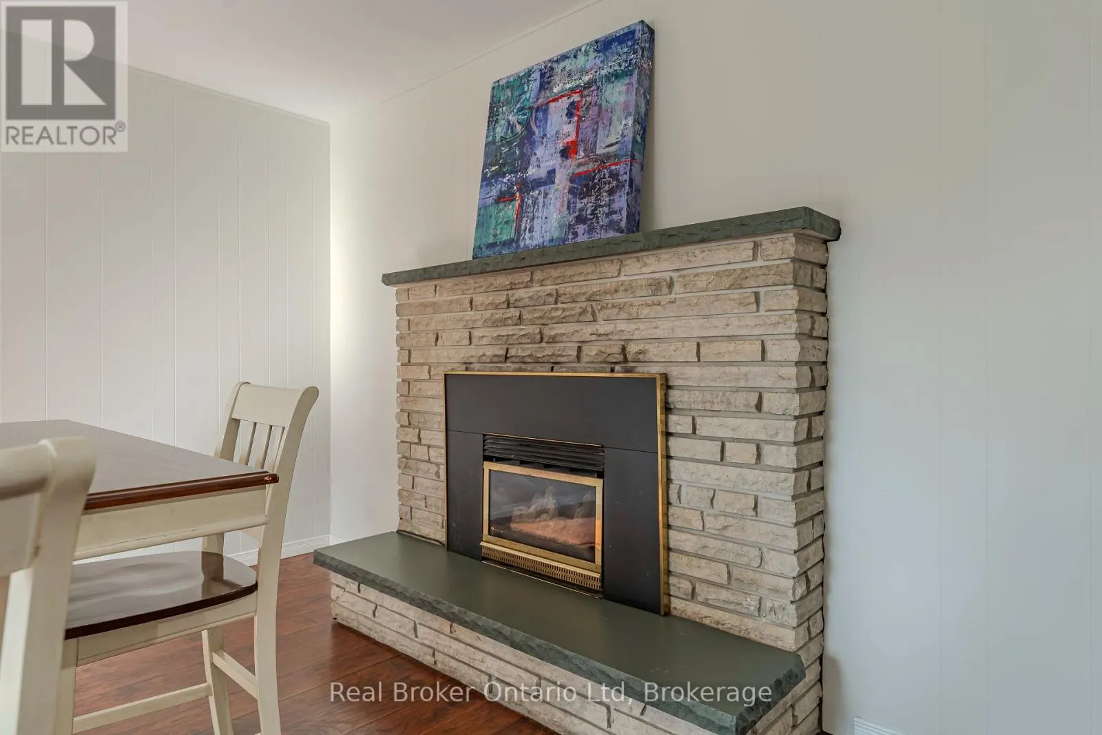 394 QUEEN STREET N