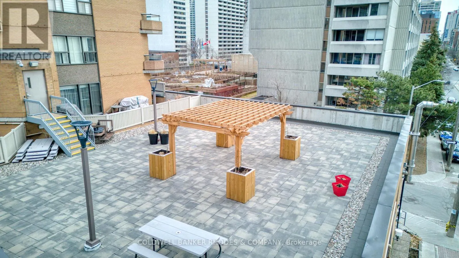 1105 - 556 LAURIER AVENUE W