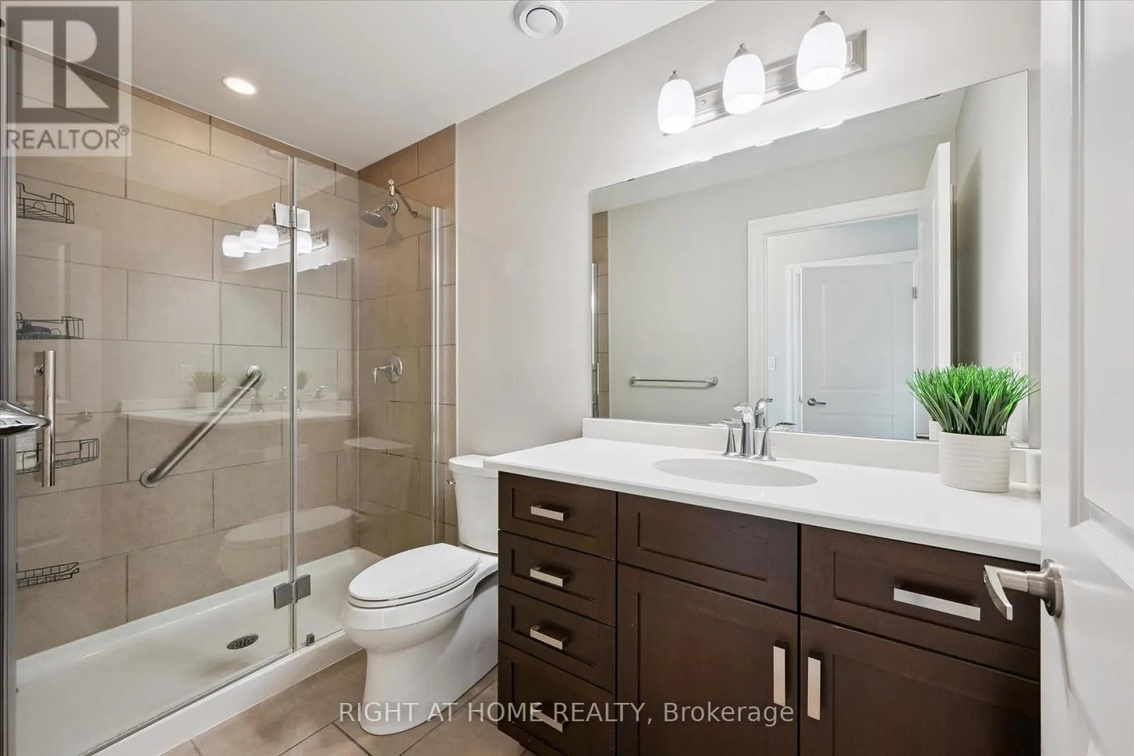 707 - 160 MACDONELL STREET