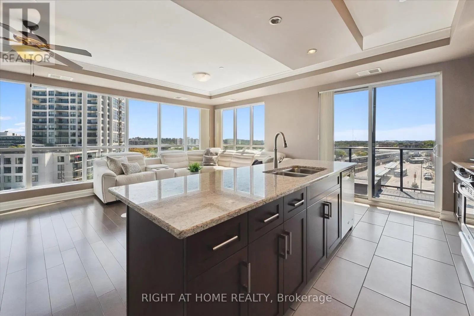 707 - 160 MACDONELL STREET