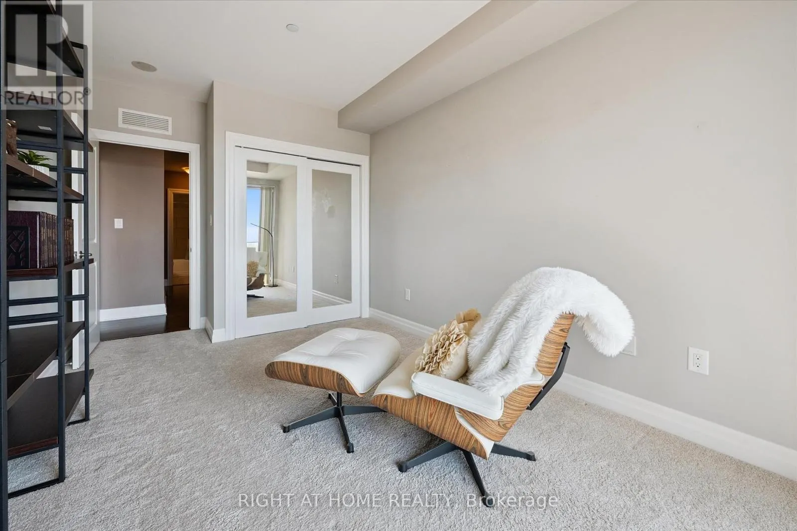 707 - 160 MACDONELL STREET