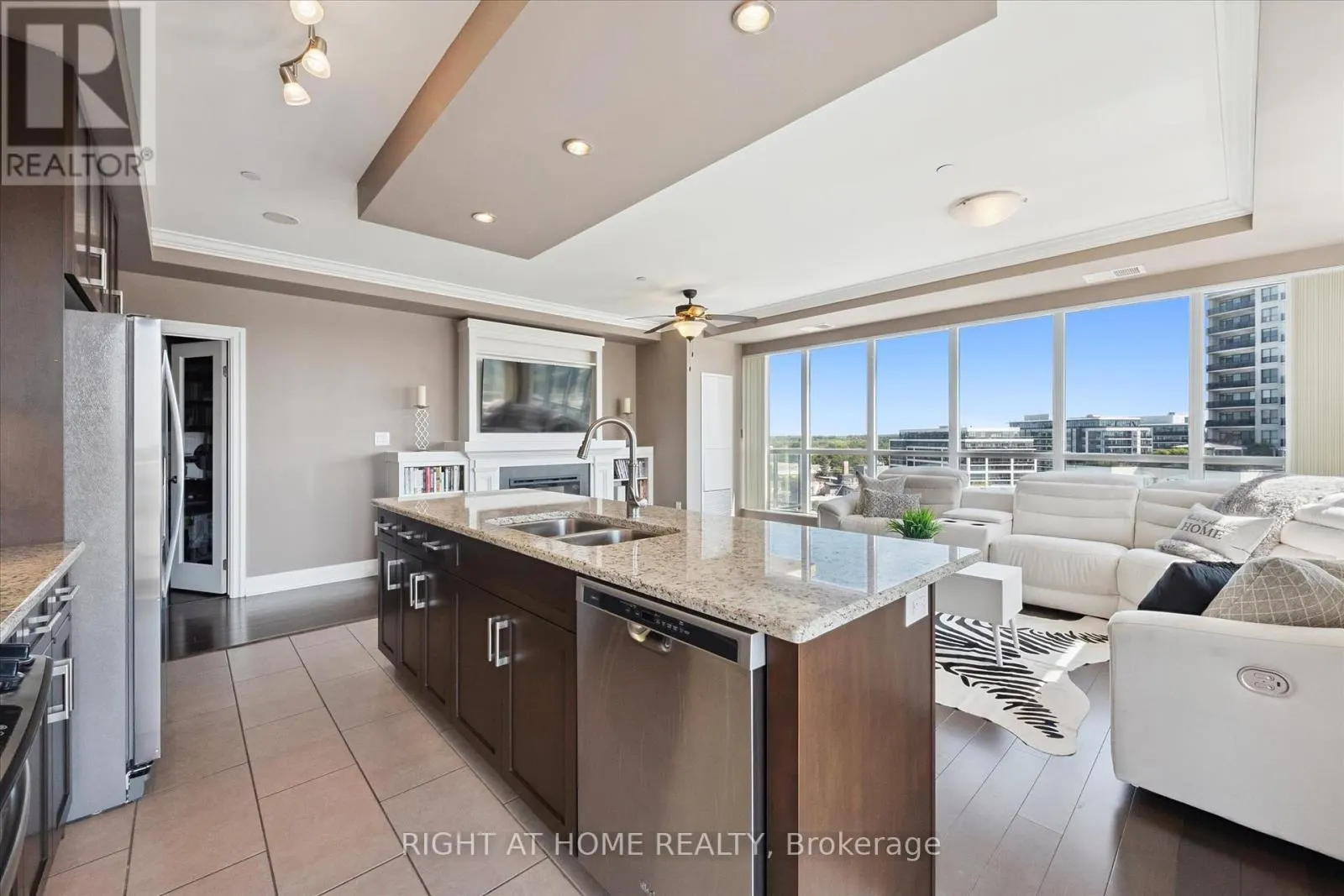 707 - 160 MACDONELL STREET