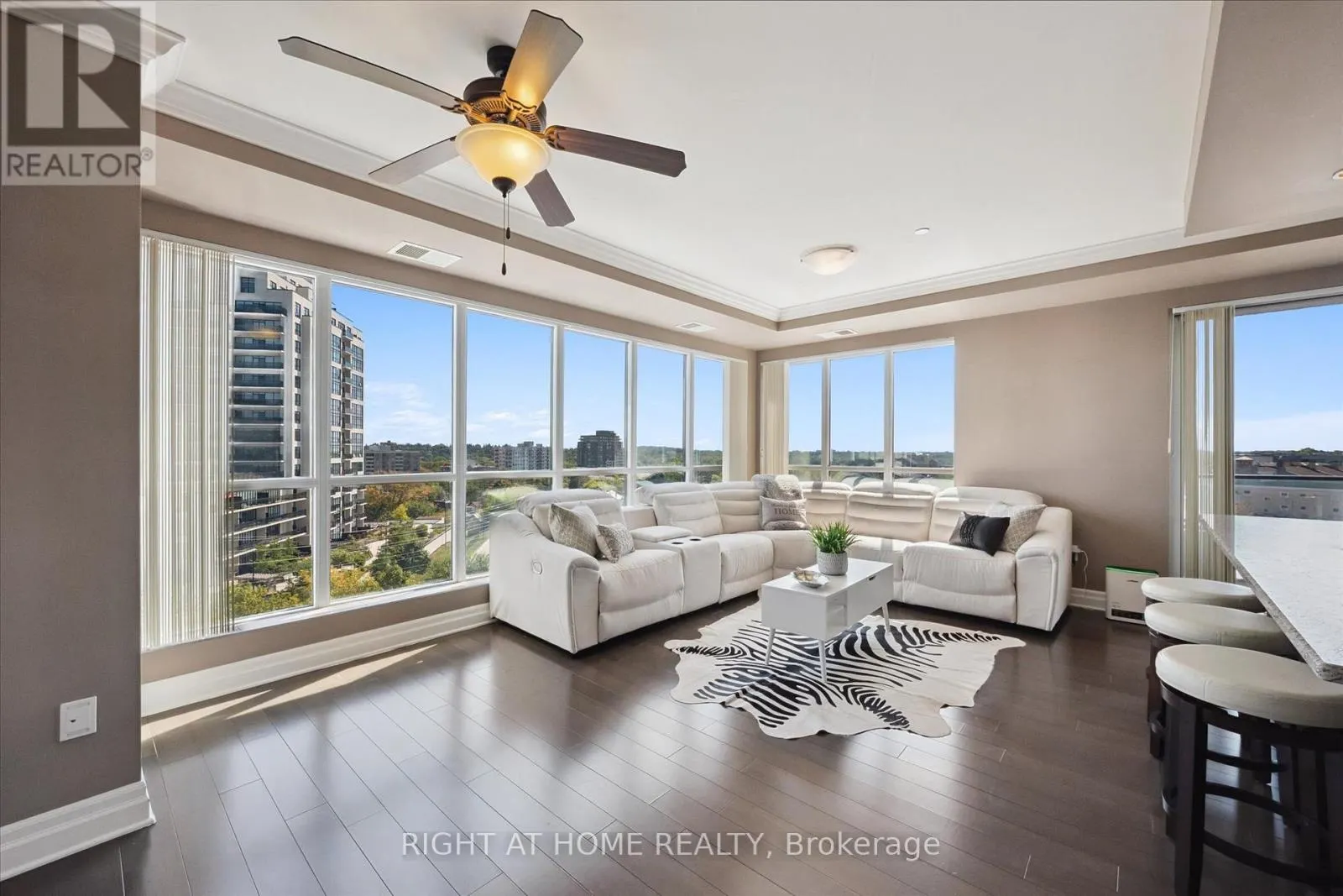 707 - 160 MACDONELL STREET