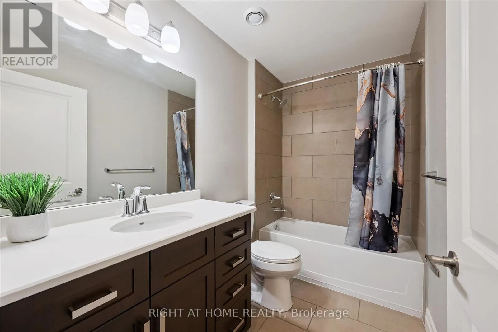 707 - 160 MACDONELL STREET