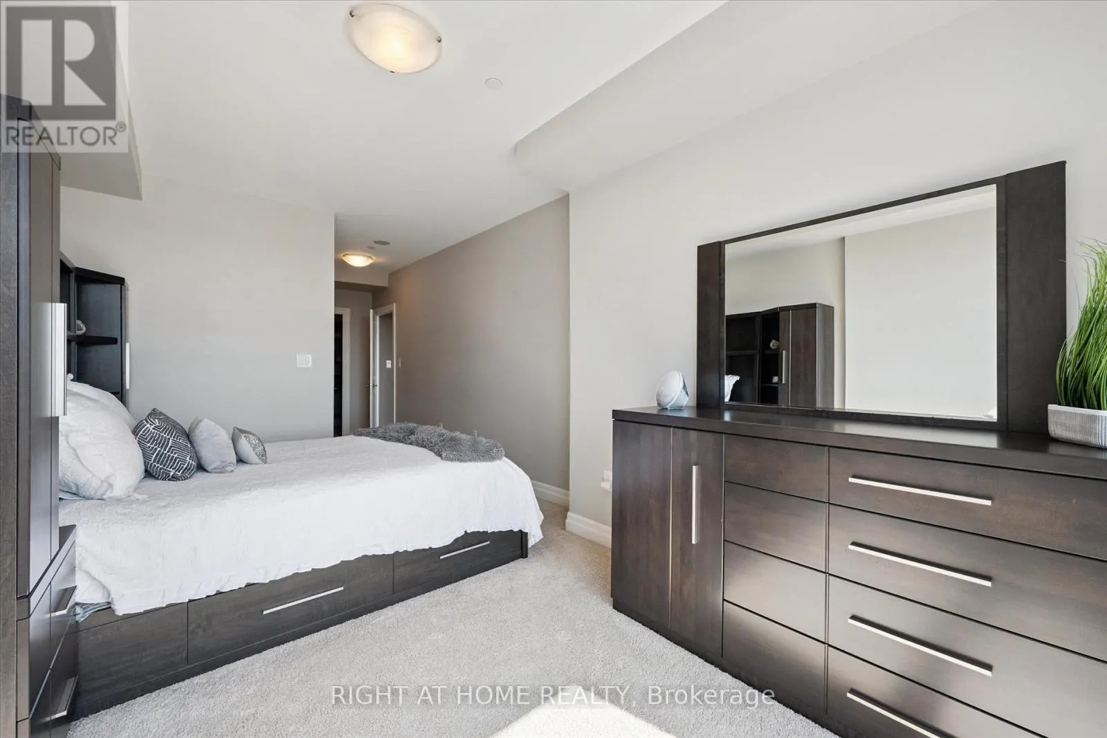 707 - 160 MACDONELL STREET