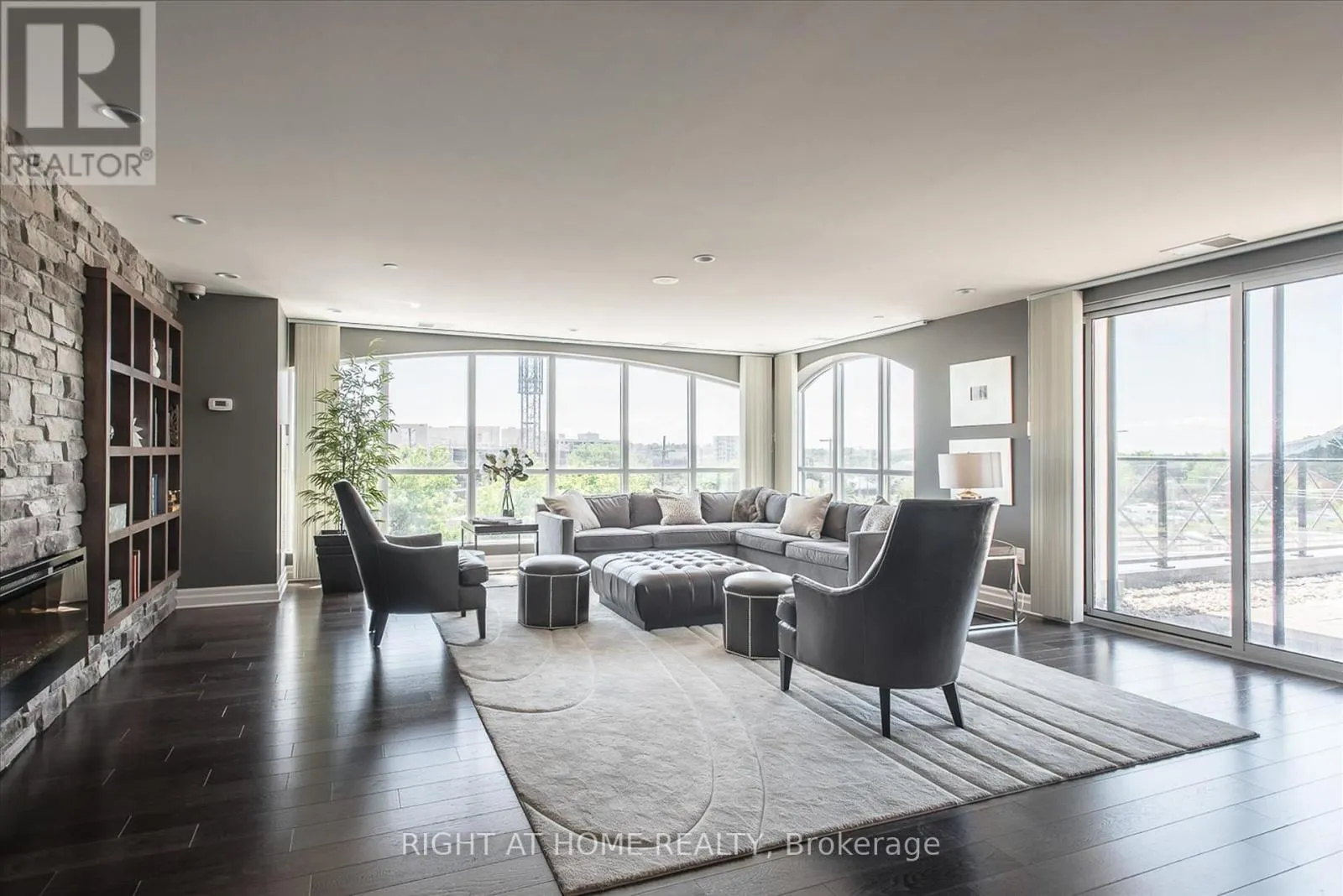 707 - 160 MACDONELL STREET