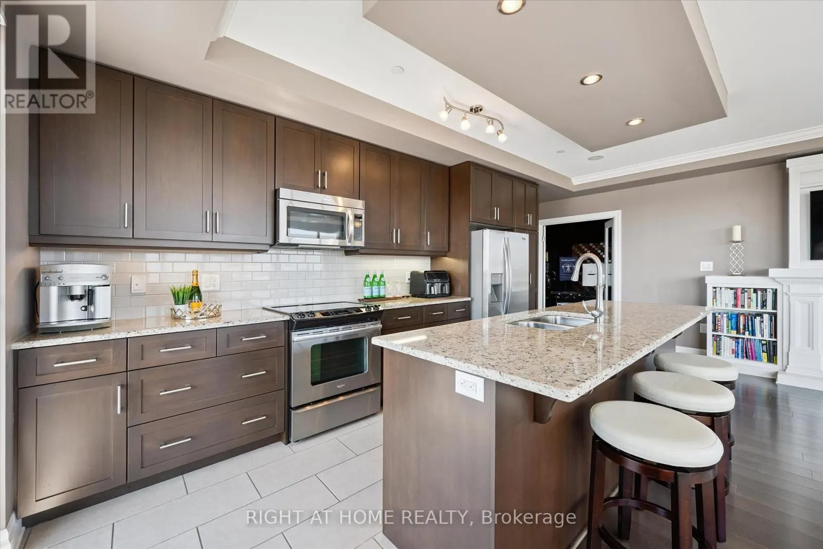 707 - 160 MACDONELL STREET