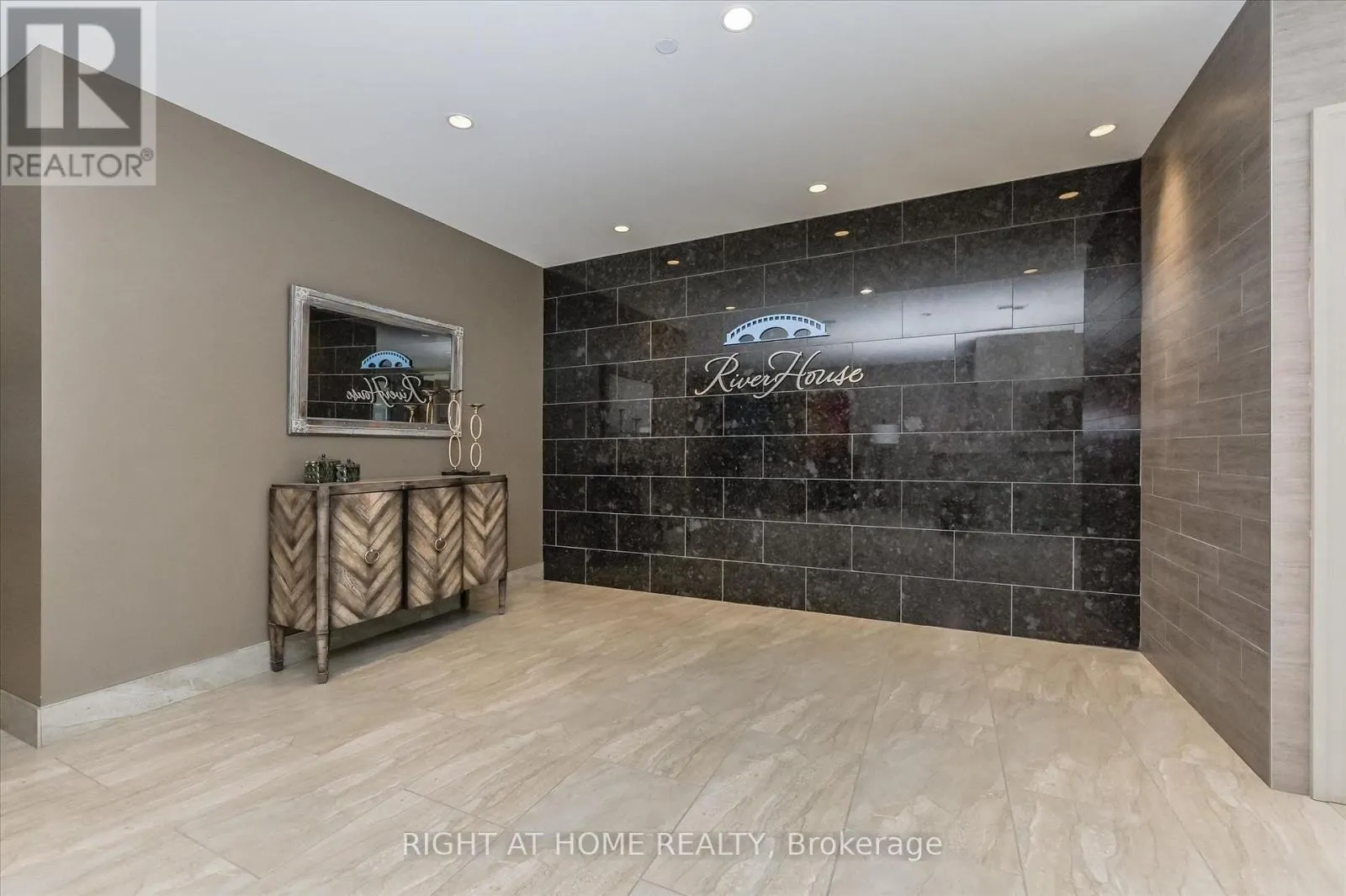 707 - 160 MACDONELL STREET