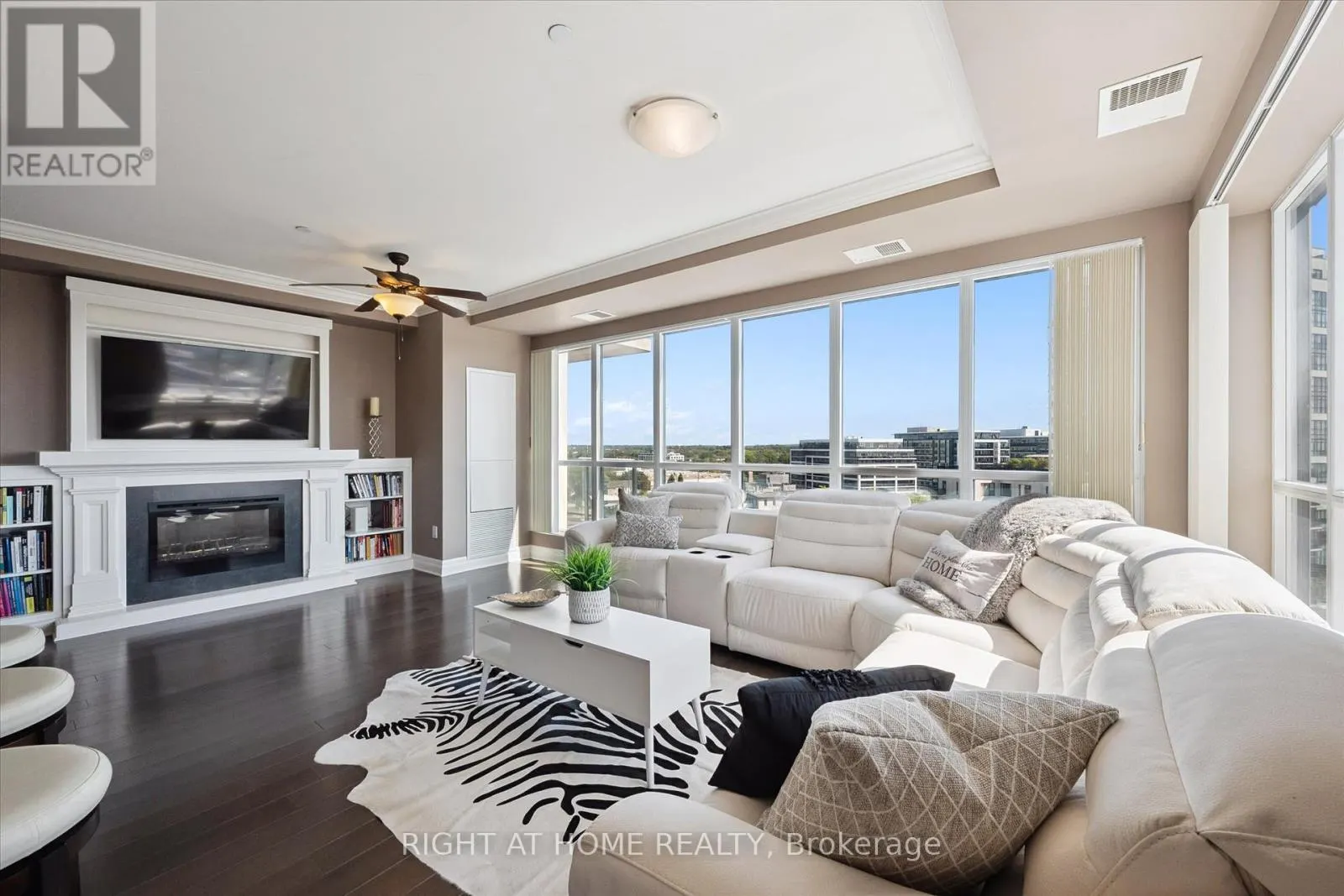 707 - 160 MACDONELL STREET