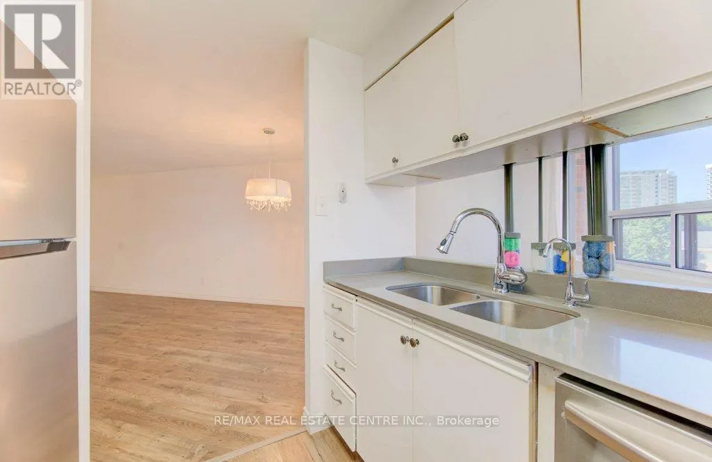 405 - 20 ELLEN STREET E