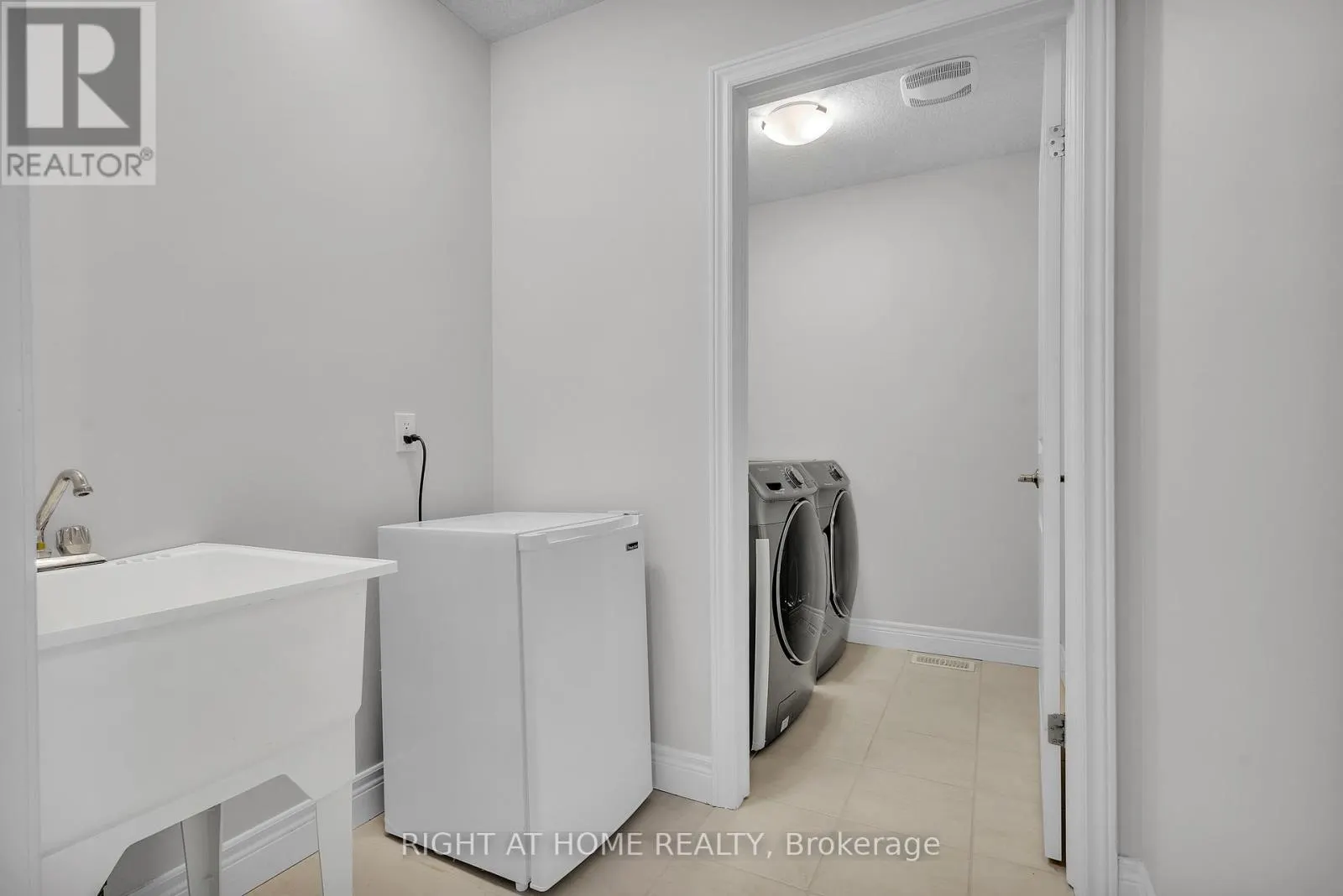 321 CARRIAGE WAY